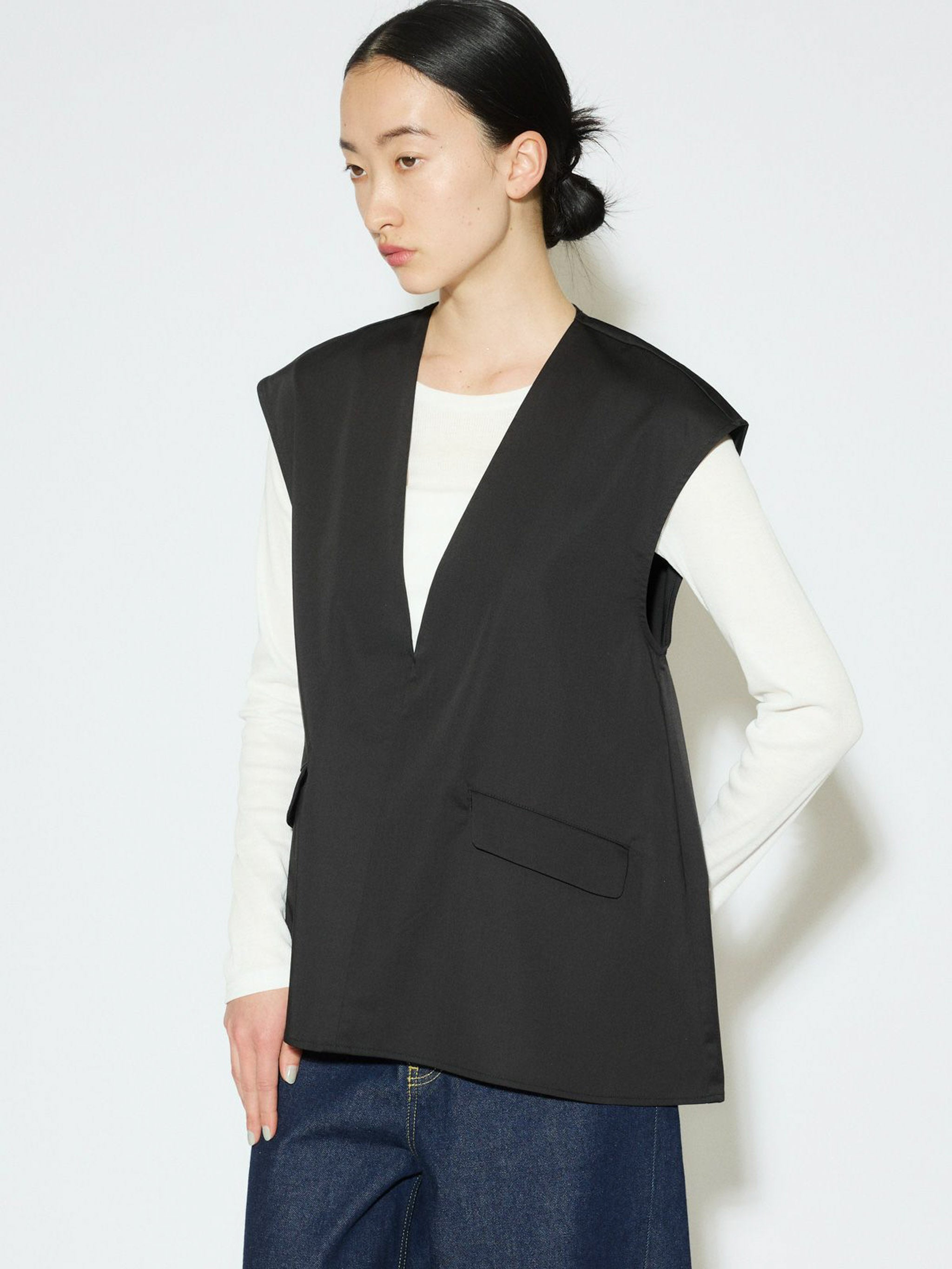 Vネックノースリーブプルオーバー