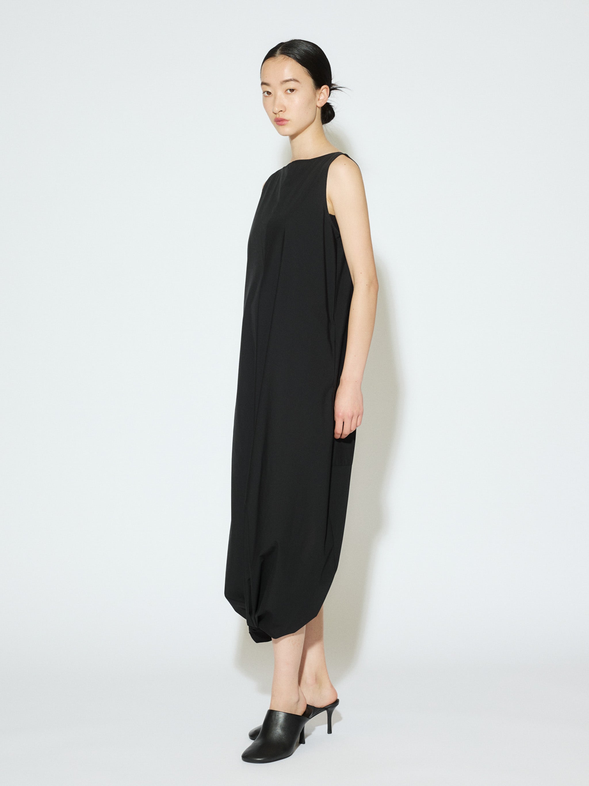 sleeveless twist hem onepiece