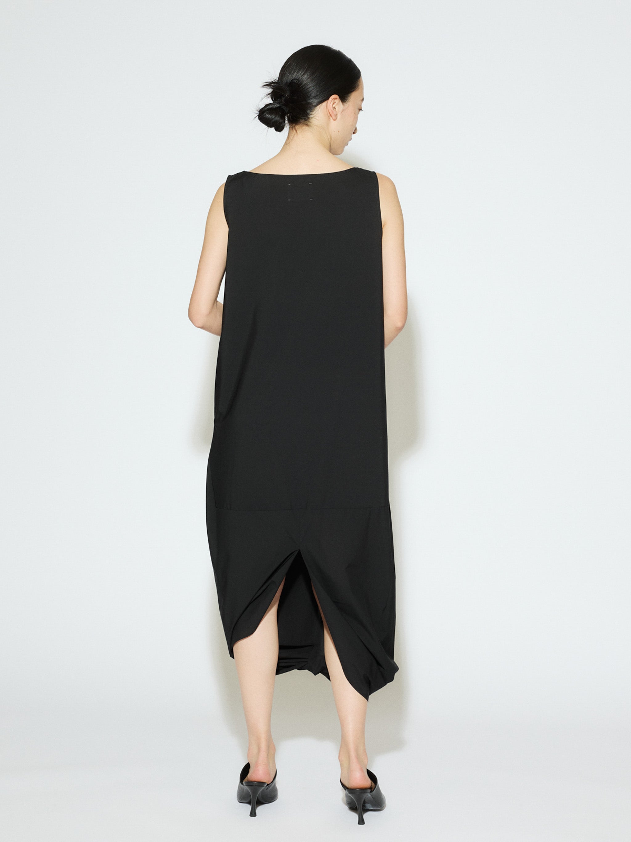 sleeveless twist hem onepiece