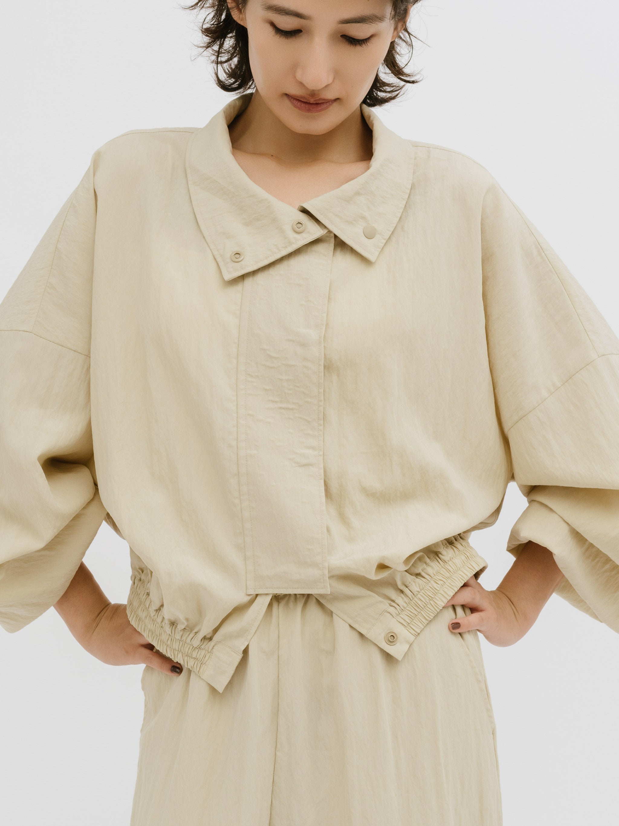 soft curve nylon blouson