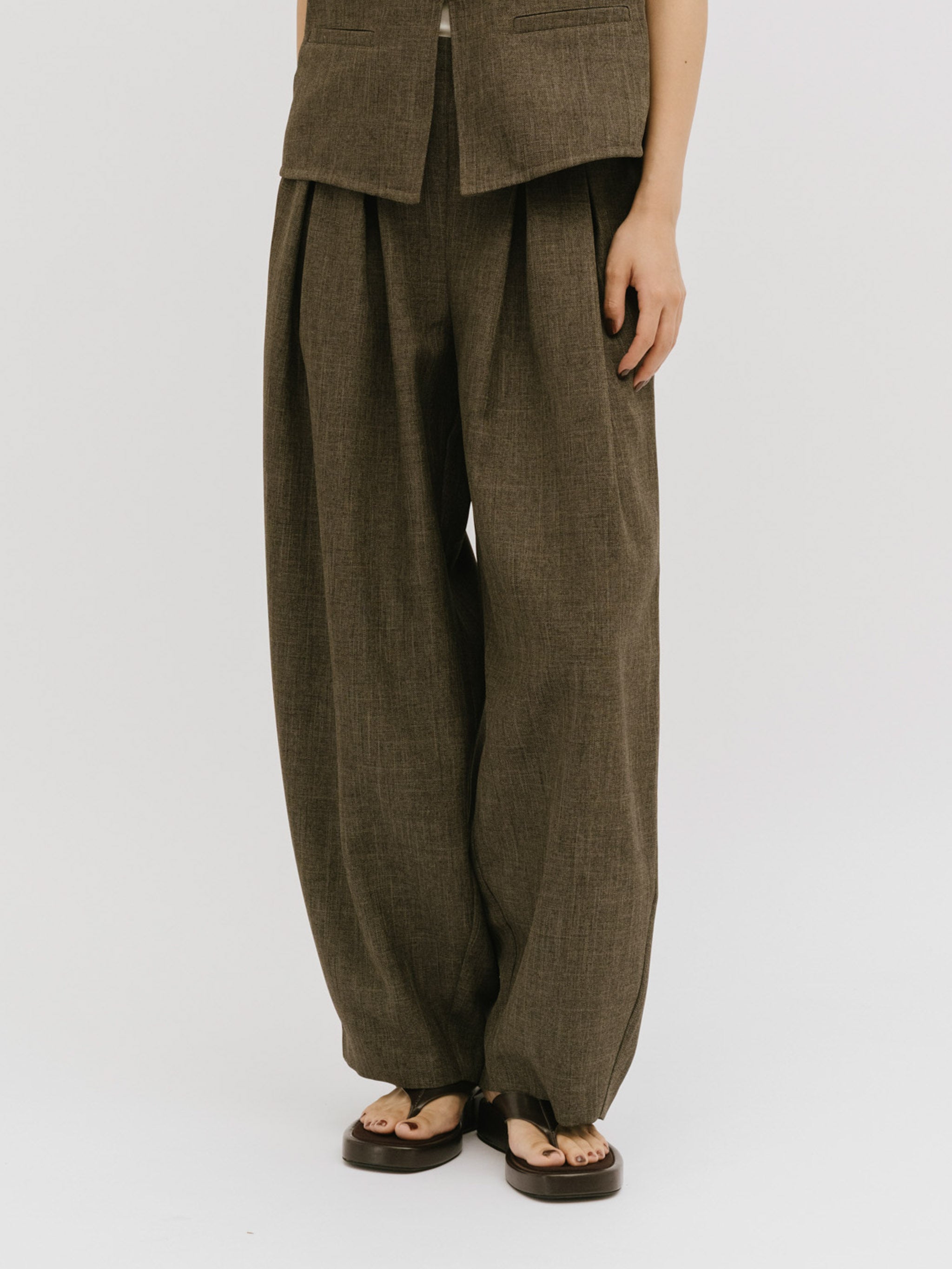 tuck curve barrel pants