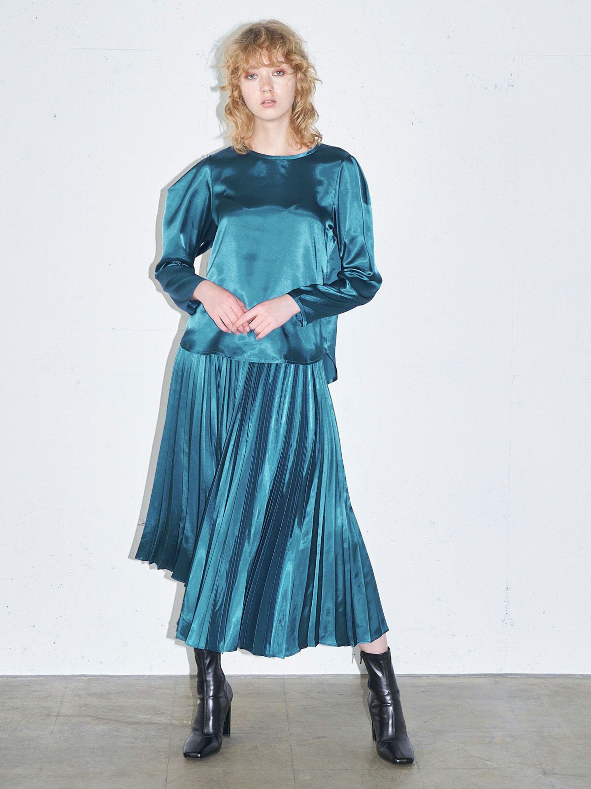 パフスリーブサテンブラウス(3-1631)