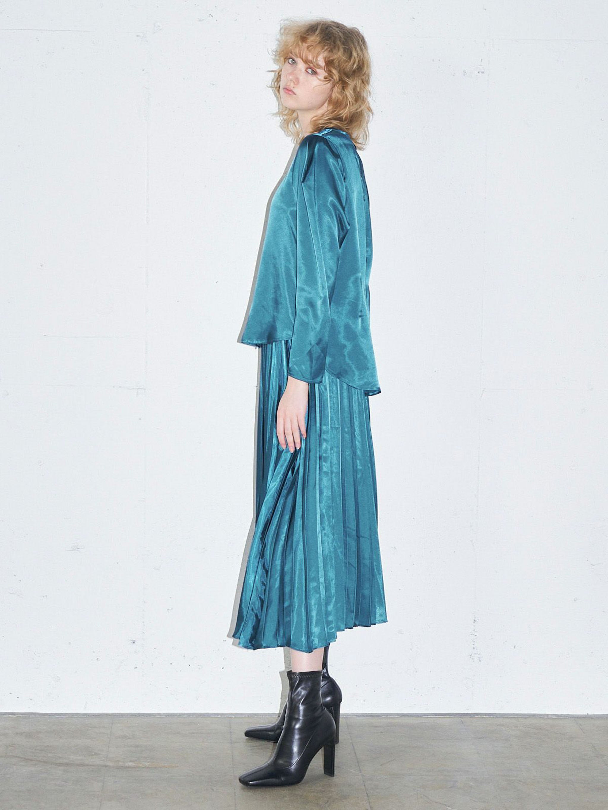 パフスリーブサテンブラウス(3-1631)