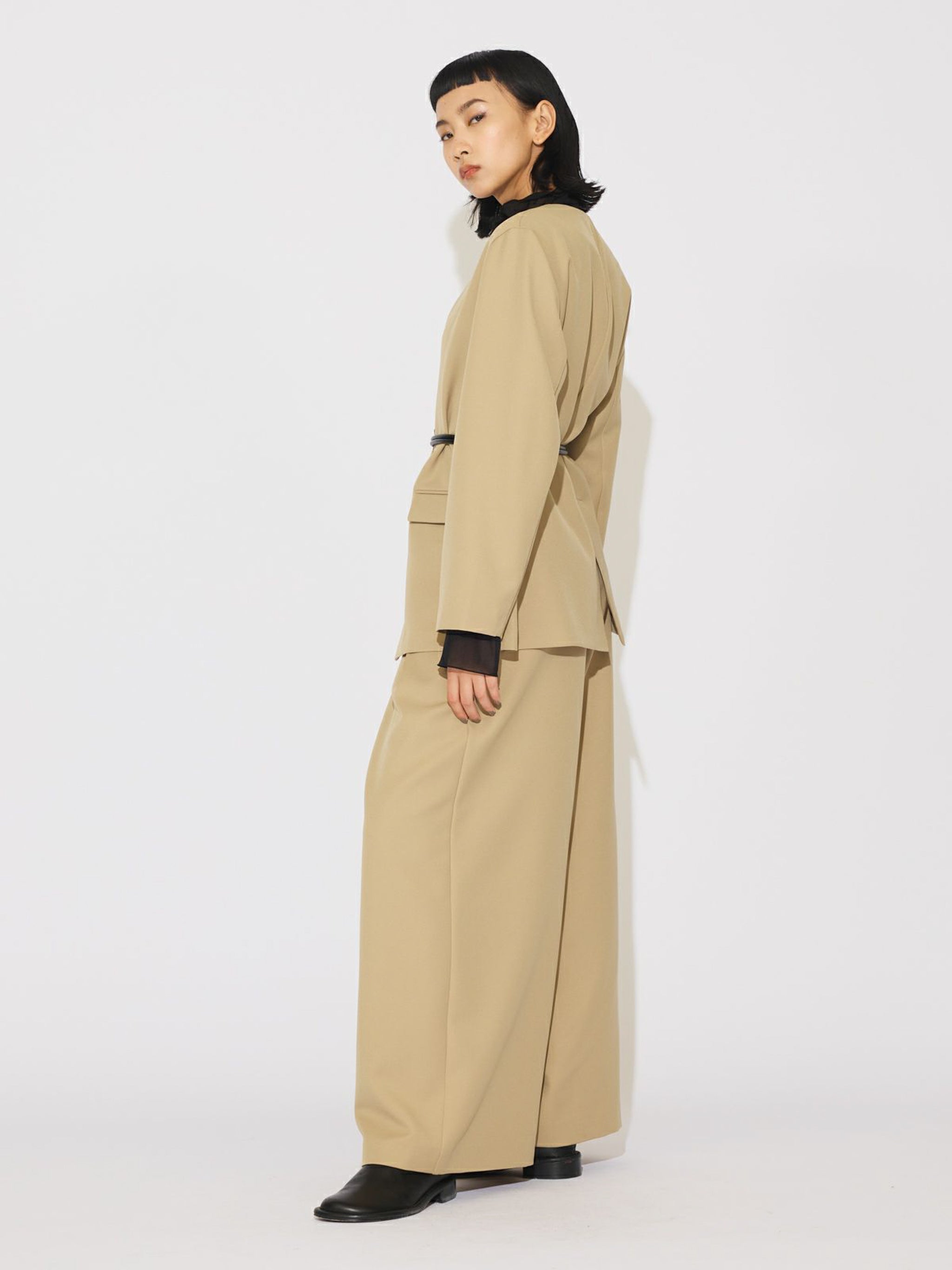 ベルト付きノーカラージャケット