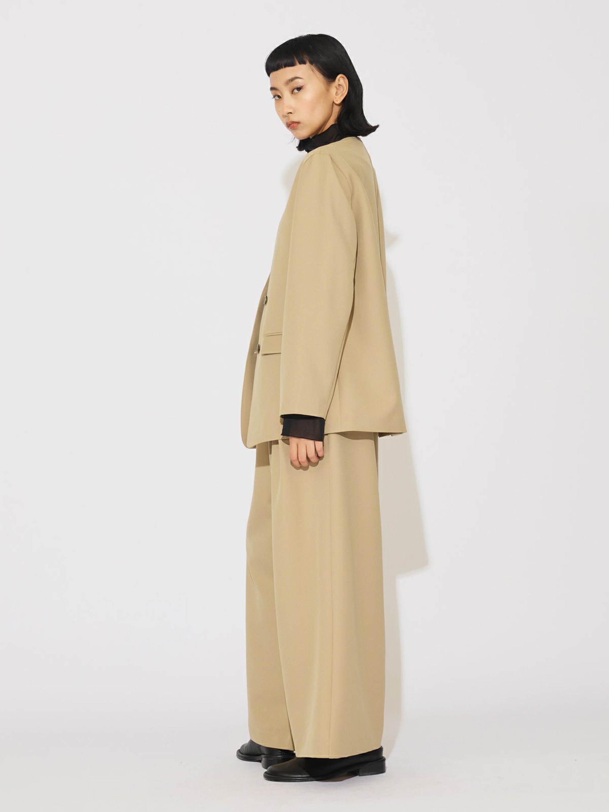 ベルト付きノーカラージャケット