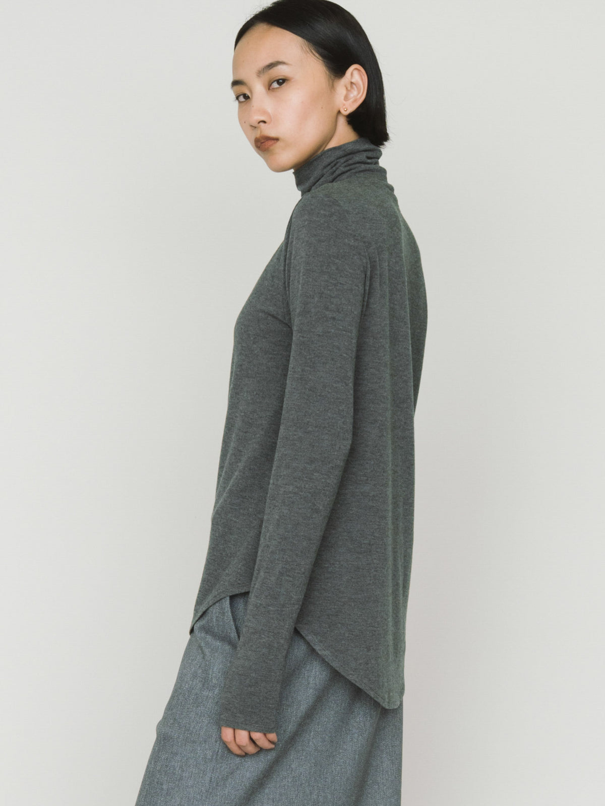 high neck round hem pullover