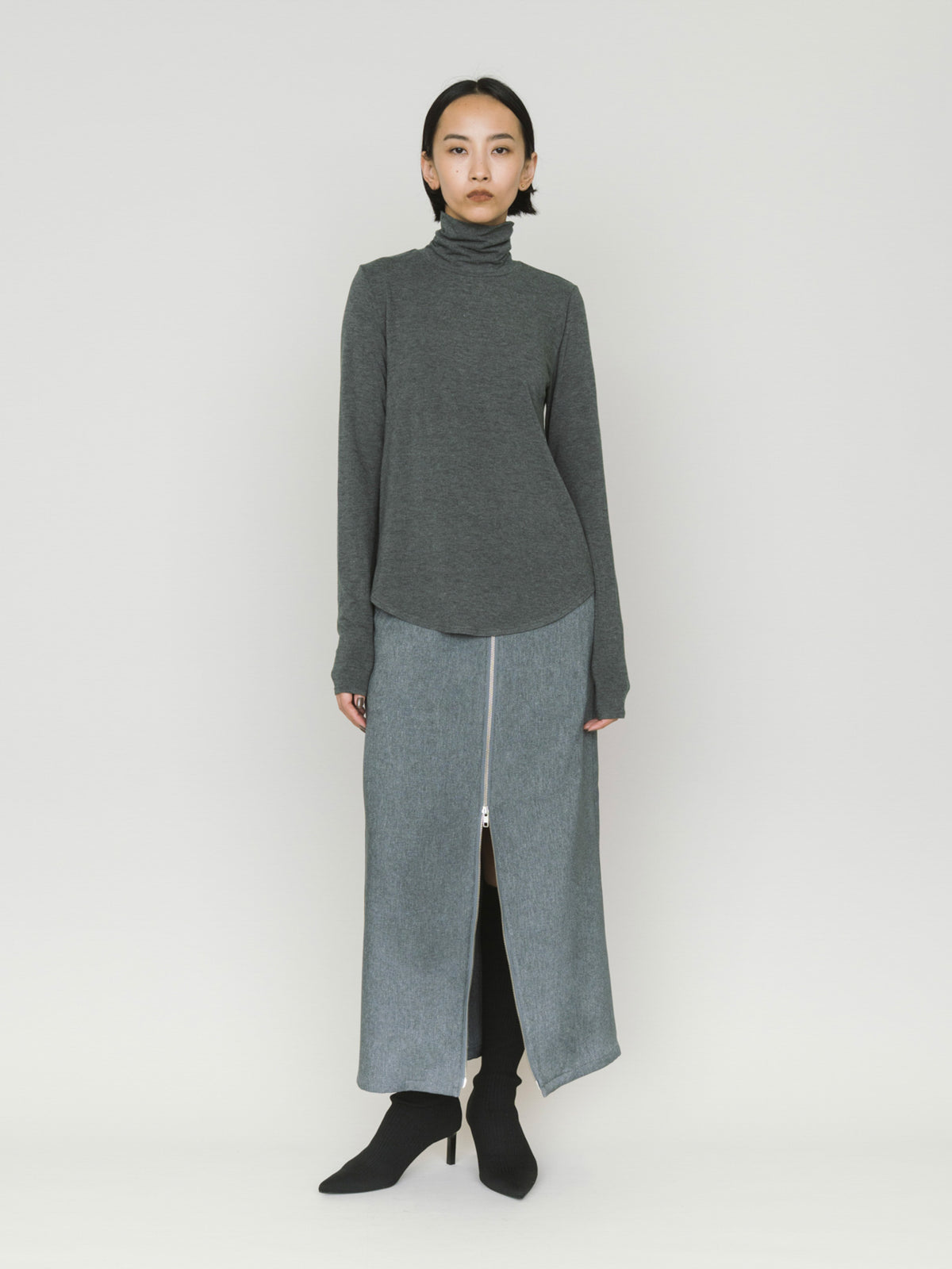 high neck round hem pullover