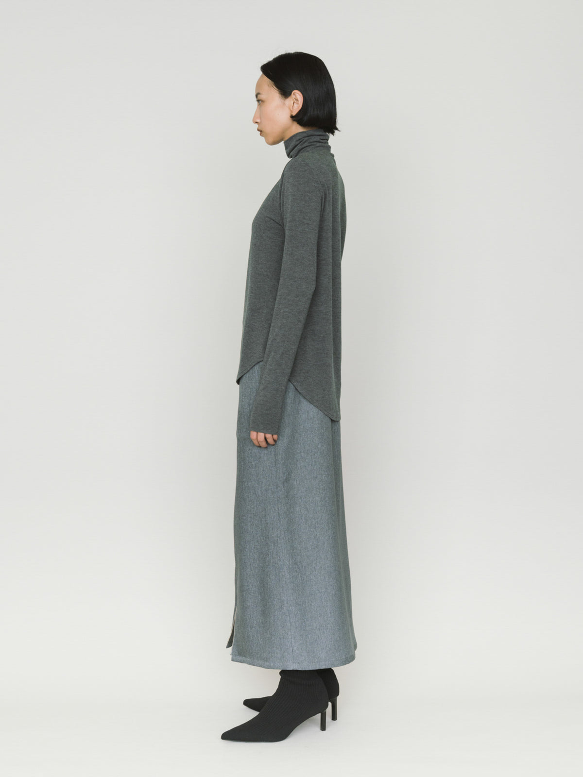 high neck round hem pullover