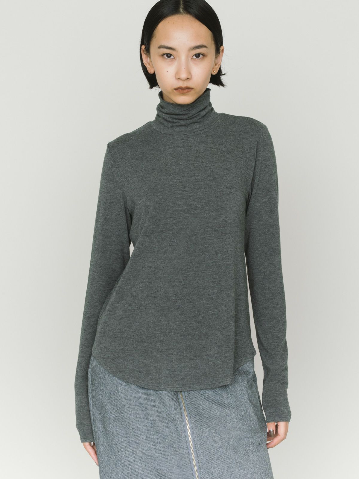 hi-neck round hem pullover