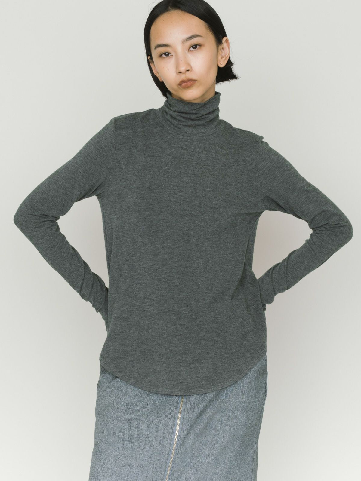 hi-neck round hem pullover