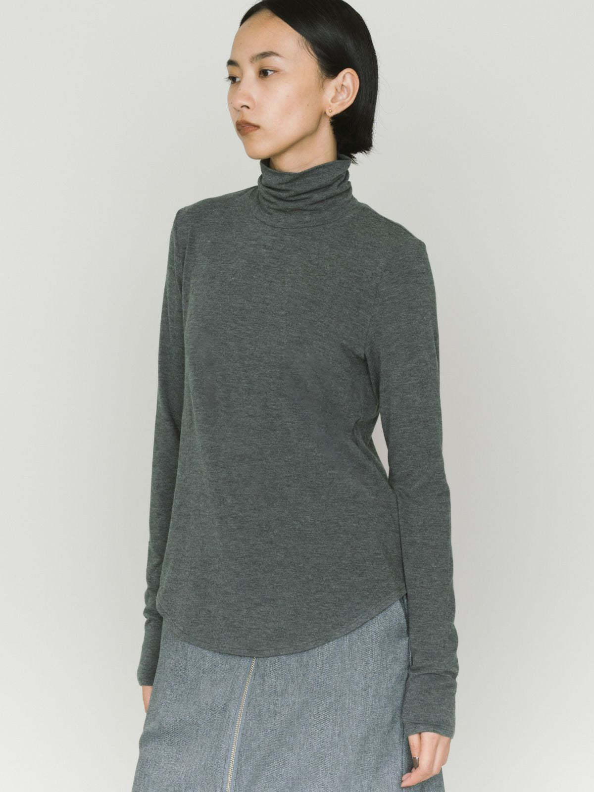 hi-neck round hem pullover
