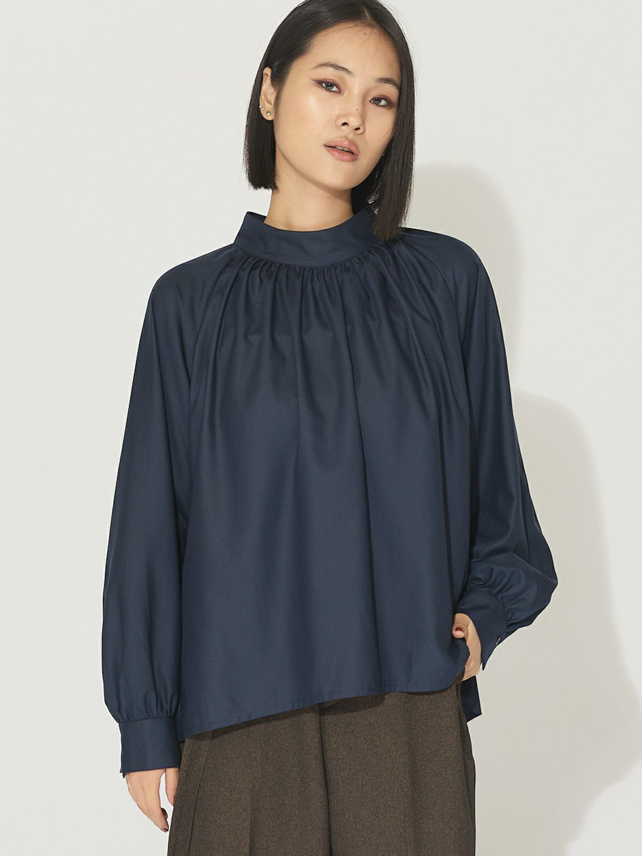 ハイネックギャザーブラウス