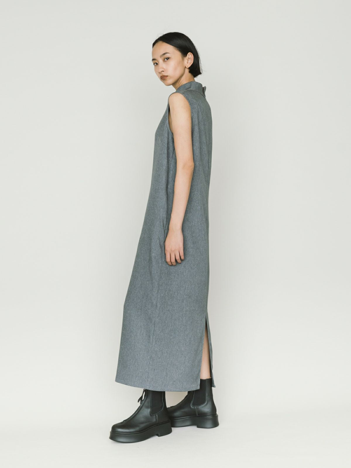 hi-neck no sleeve one-piece