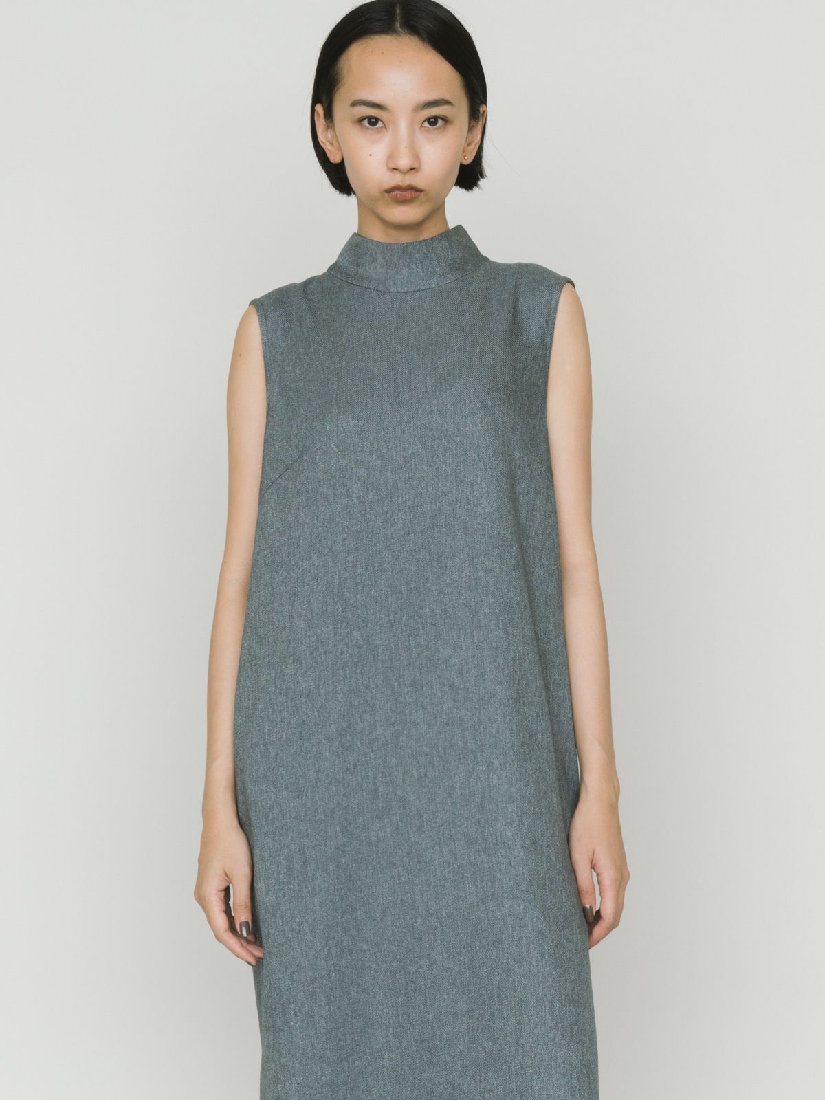 hi-neck no sleeve one-piece