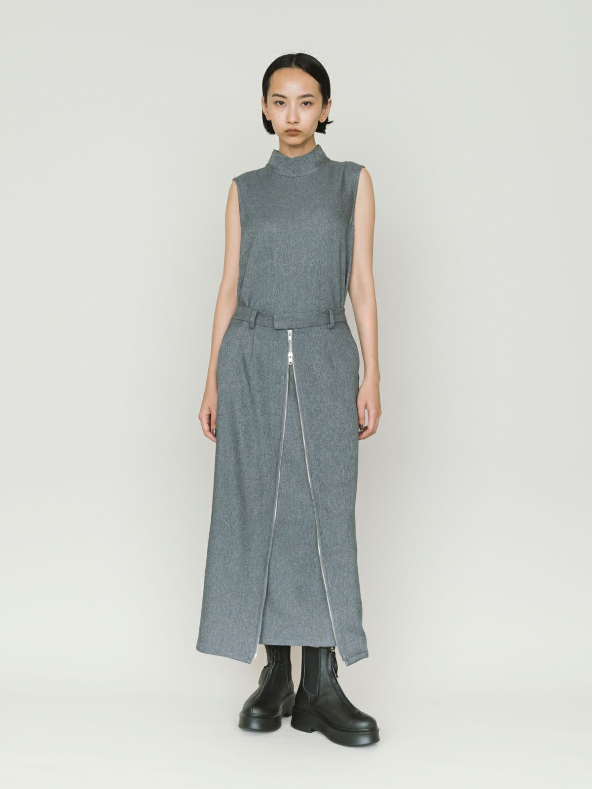 hi-neck no sleeve one-piece