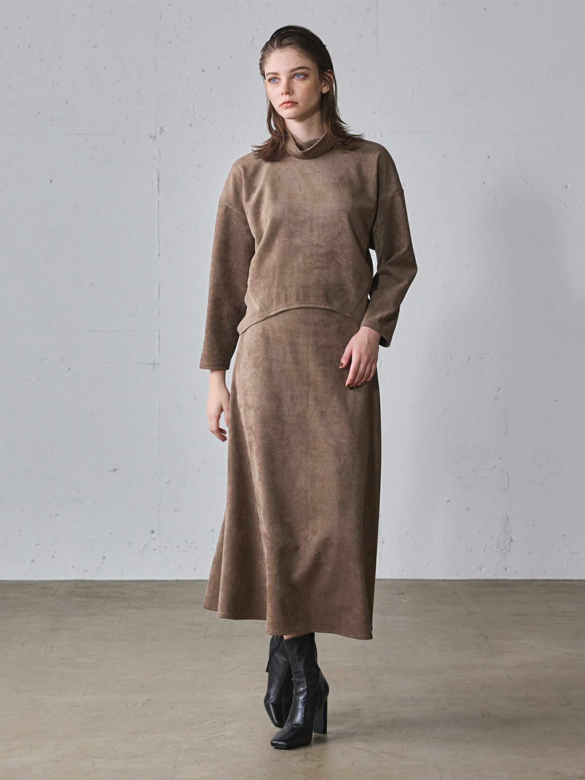 スエードセミフレアスカート