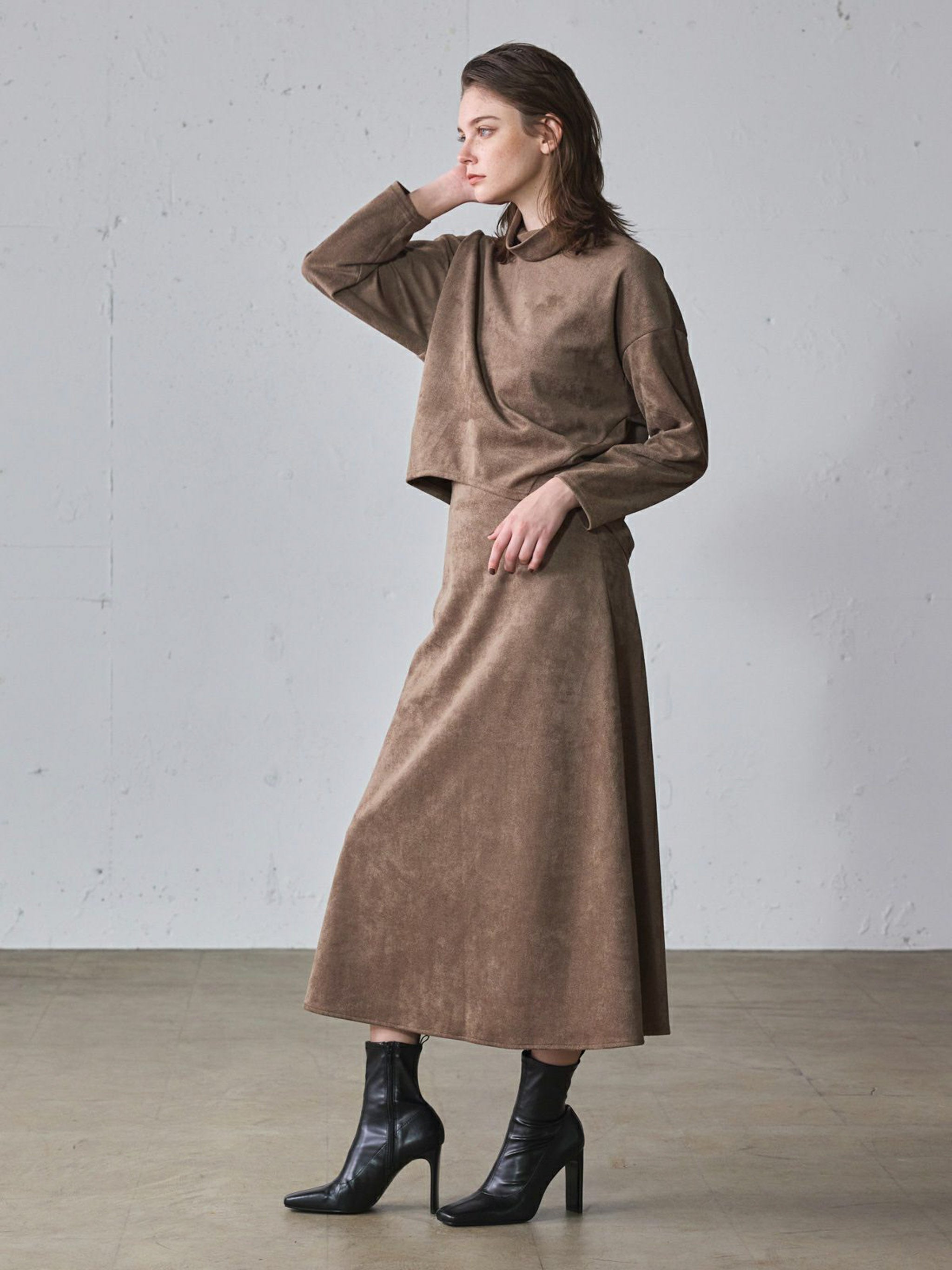 スエードセミフレアスカート