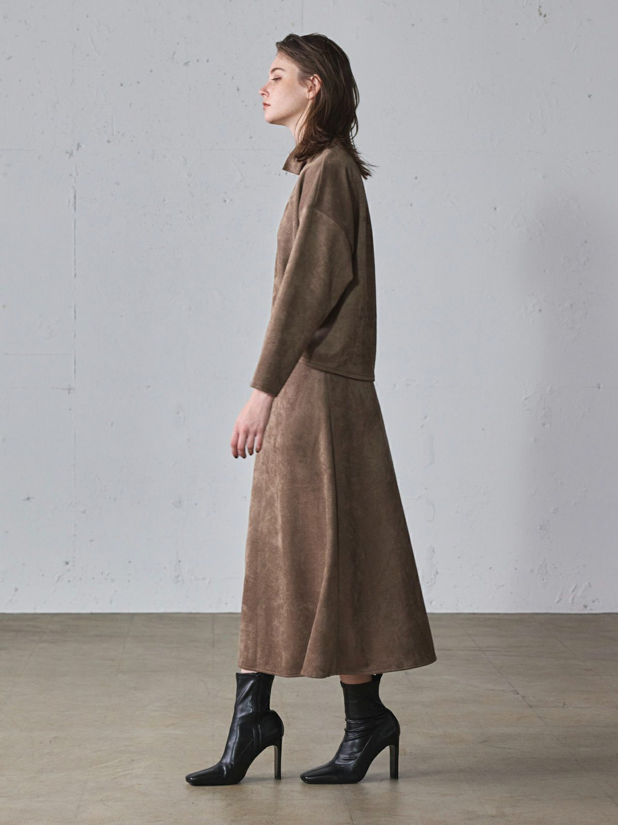 スエードセミフレアスカート