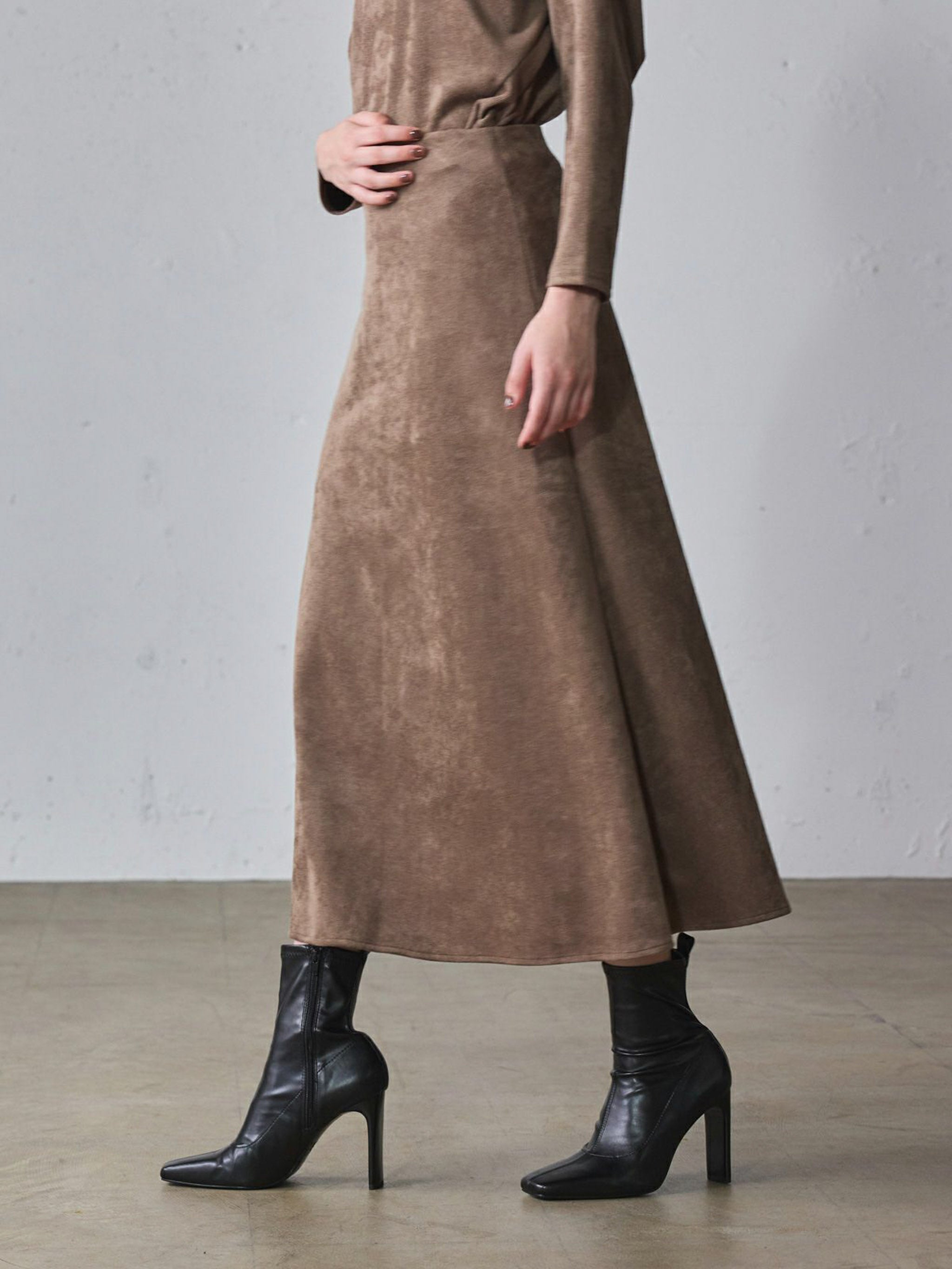 スエードセミフレアスカート