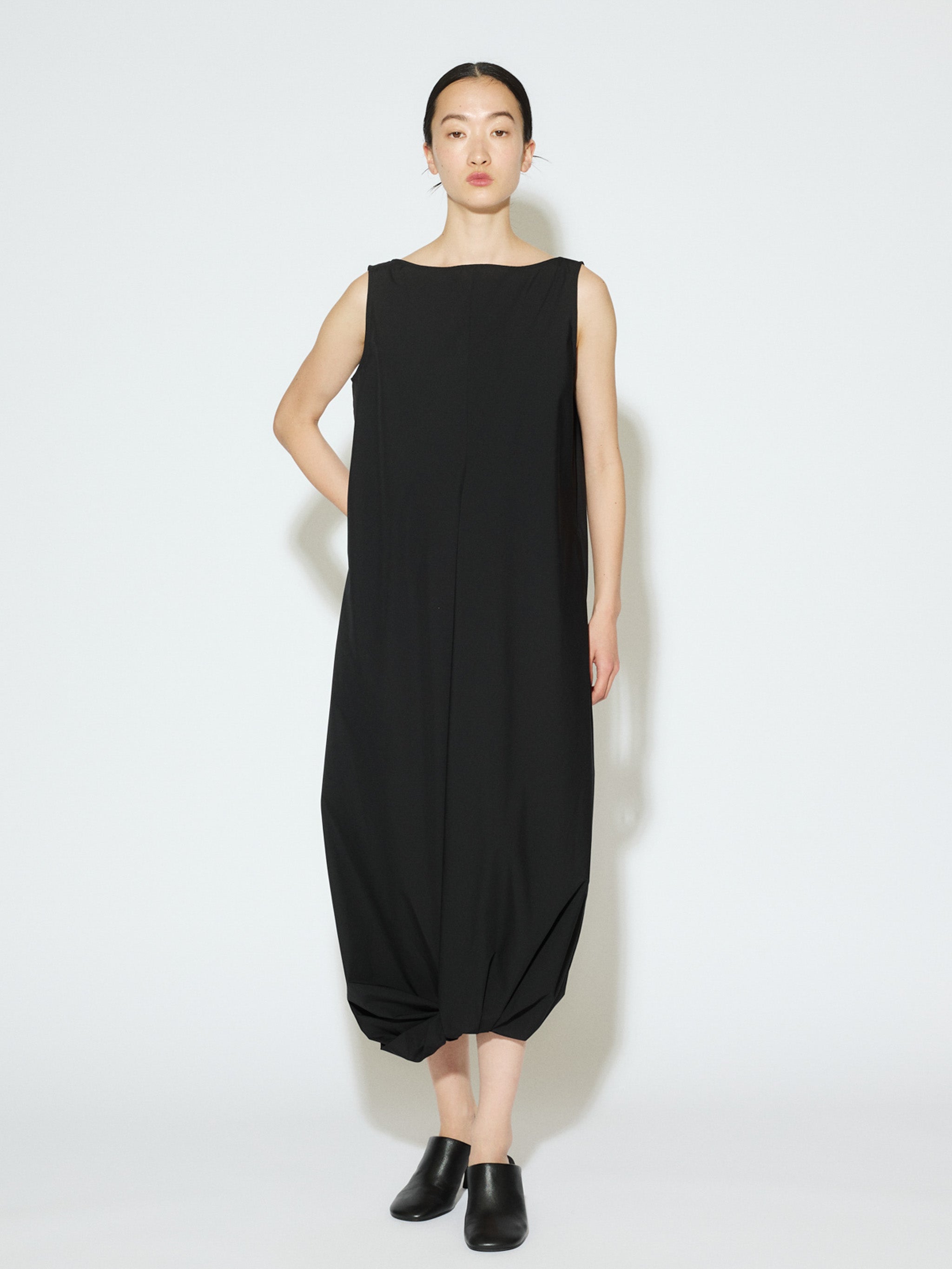 sleeveless twist hem onepiece