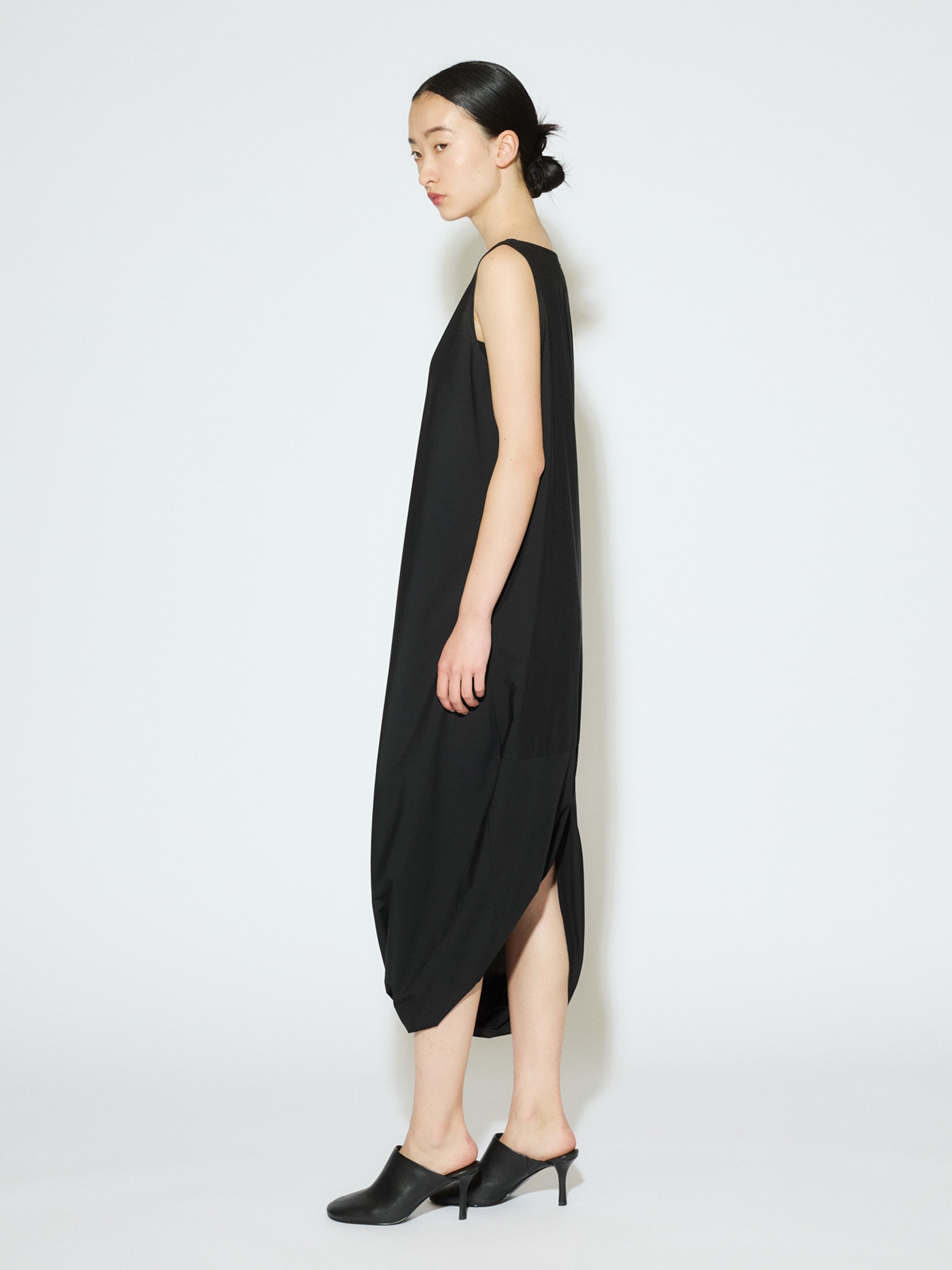 sleeveless twist hem onepiece