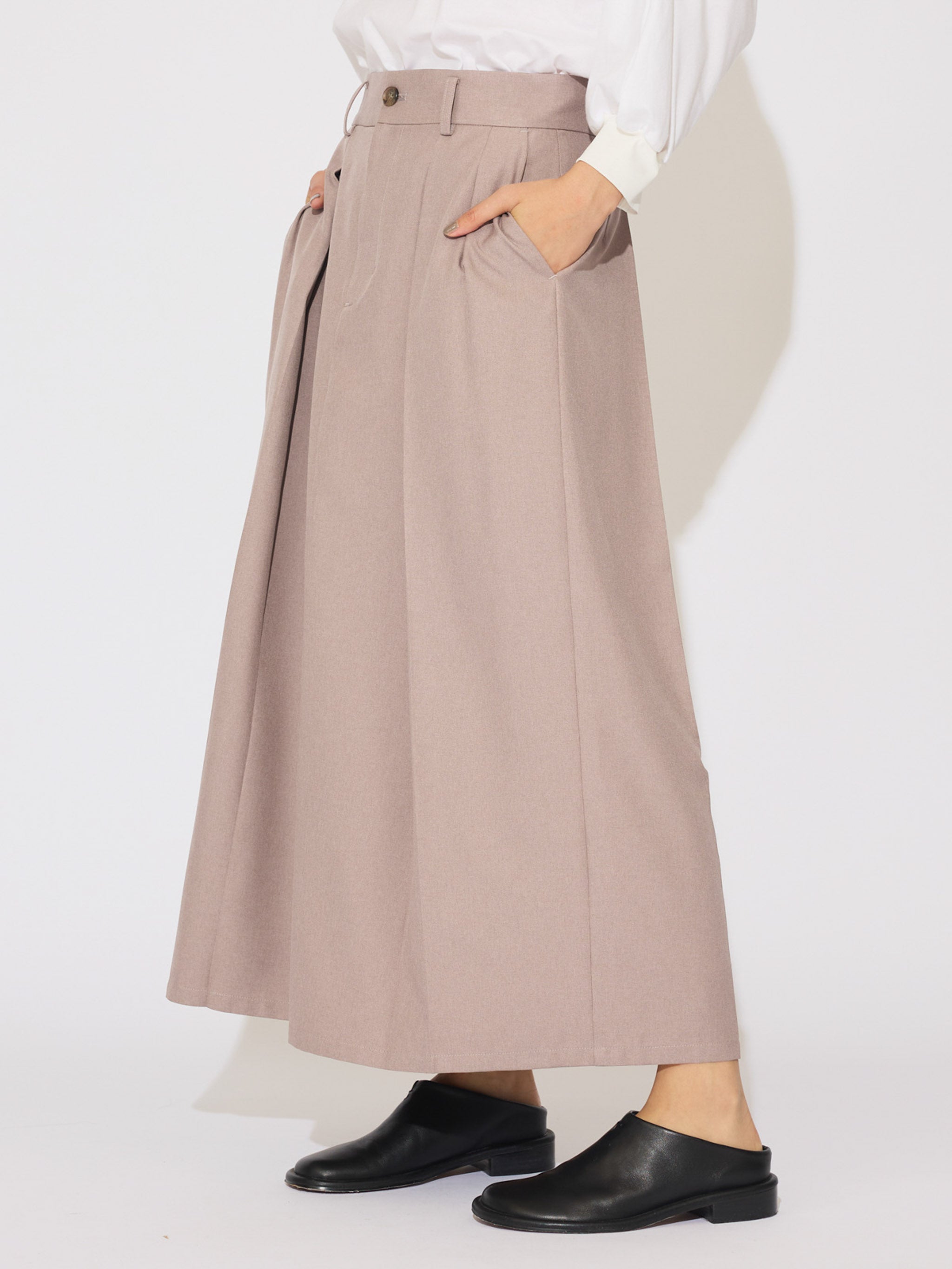 in tuck skirt [A]