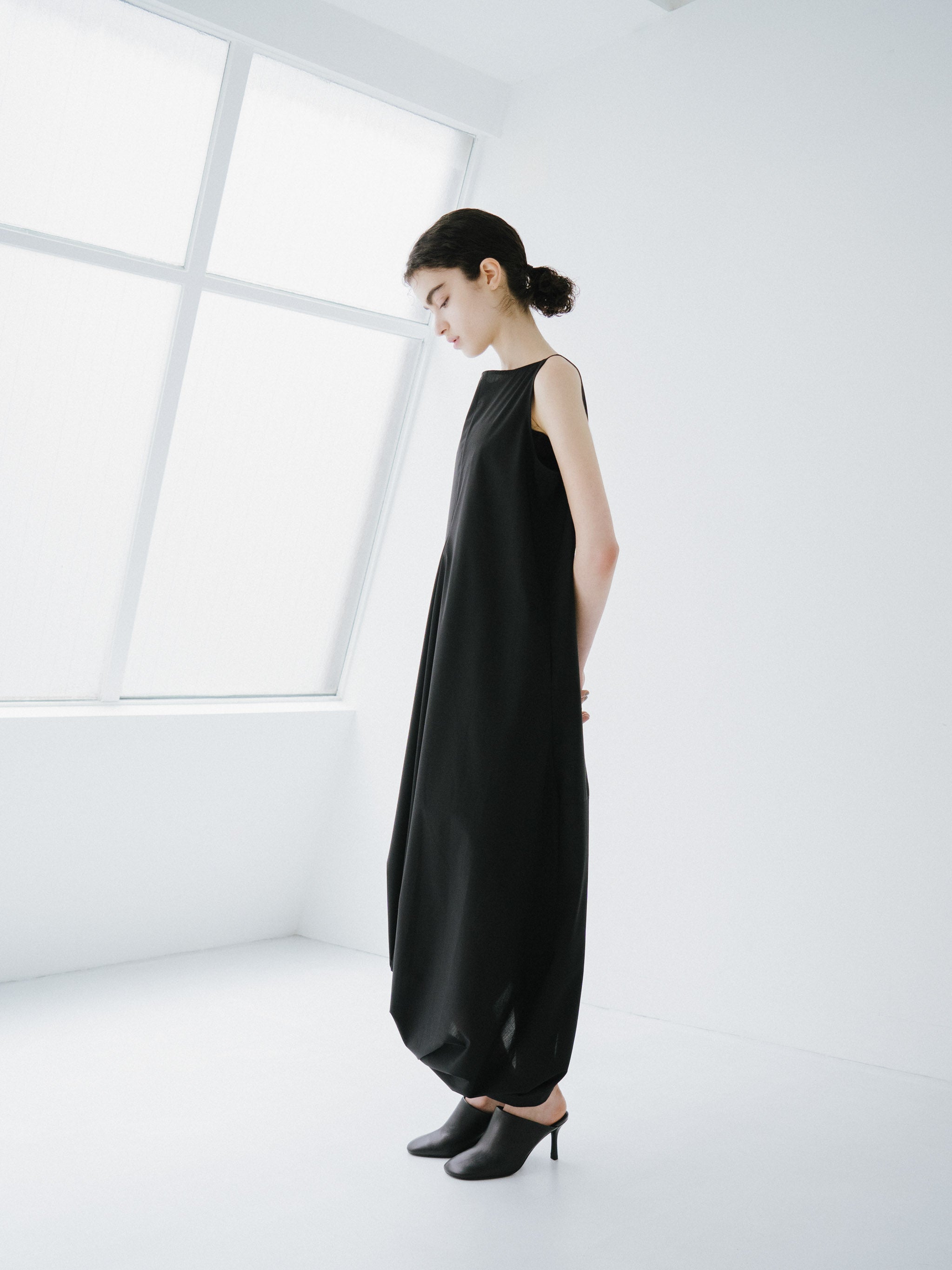 sleeveless twist hem onepiece