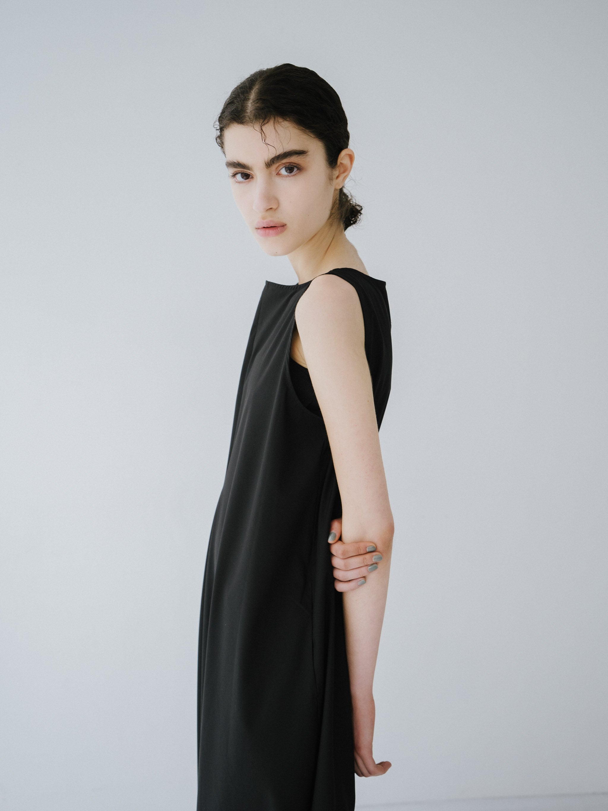 sleeveless twist hem onepiece