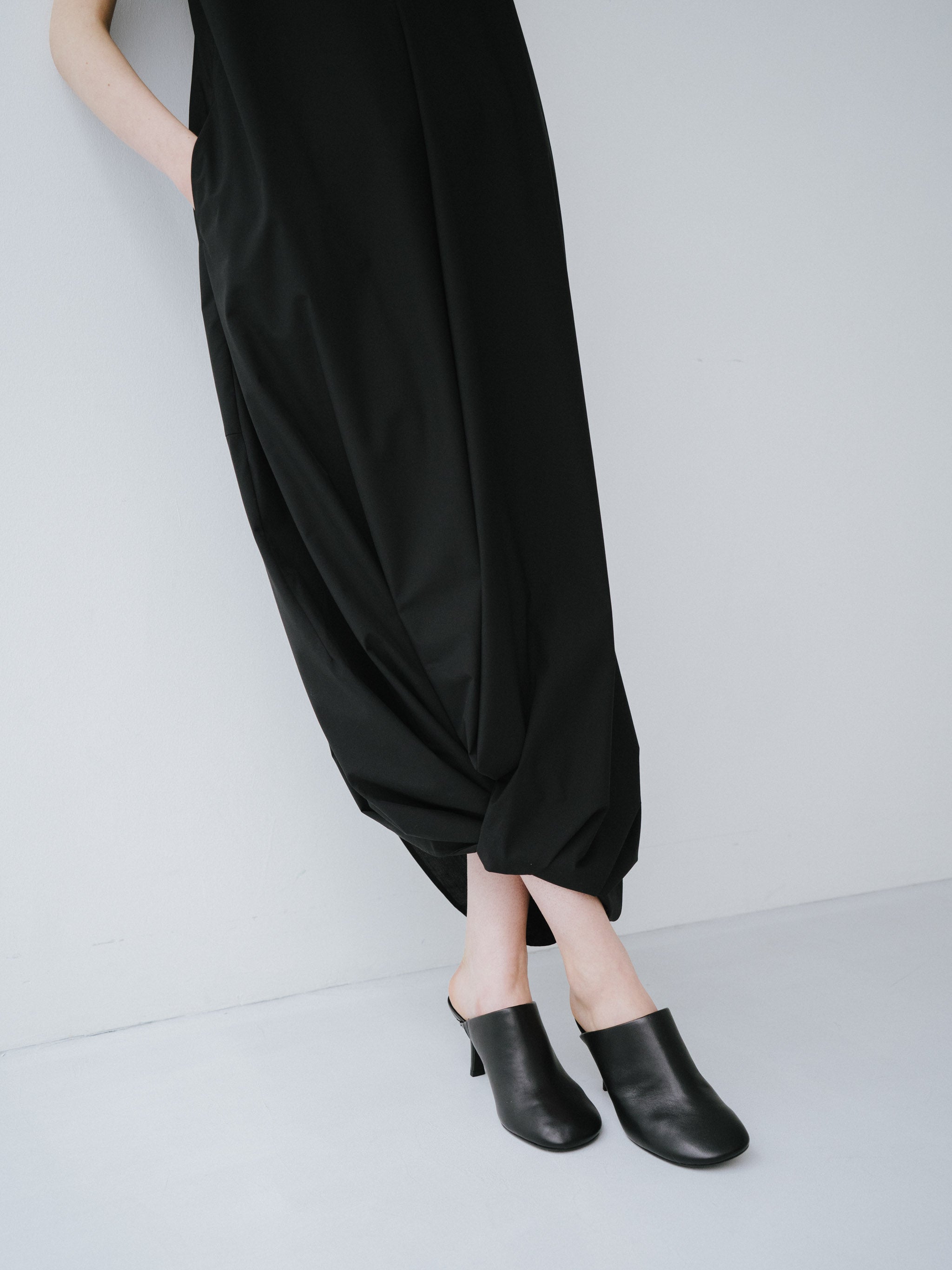 sleeveless twist hem onepiece