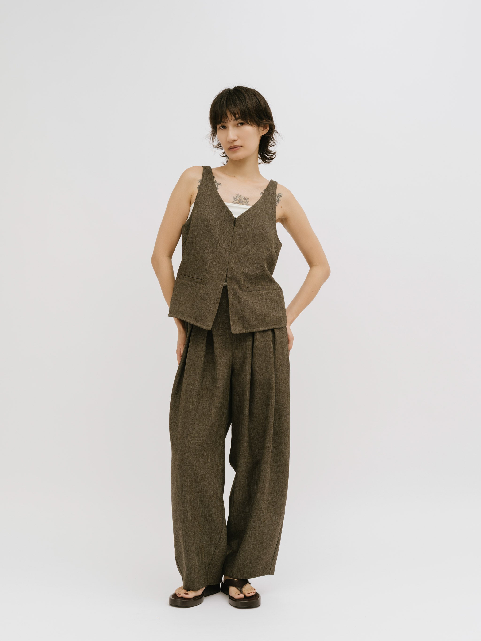 tuck curve barrel pants