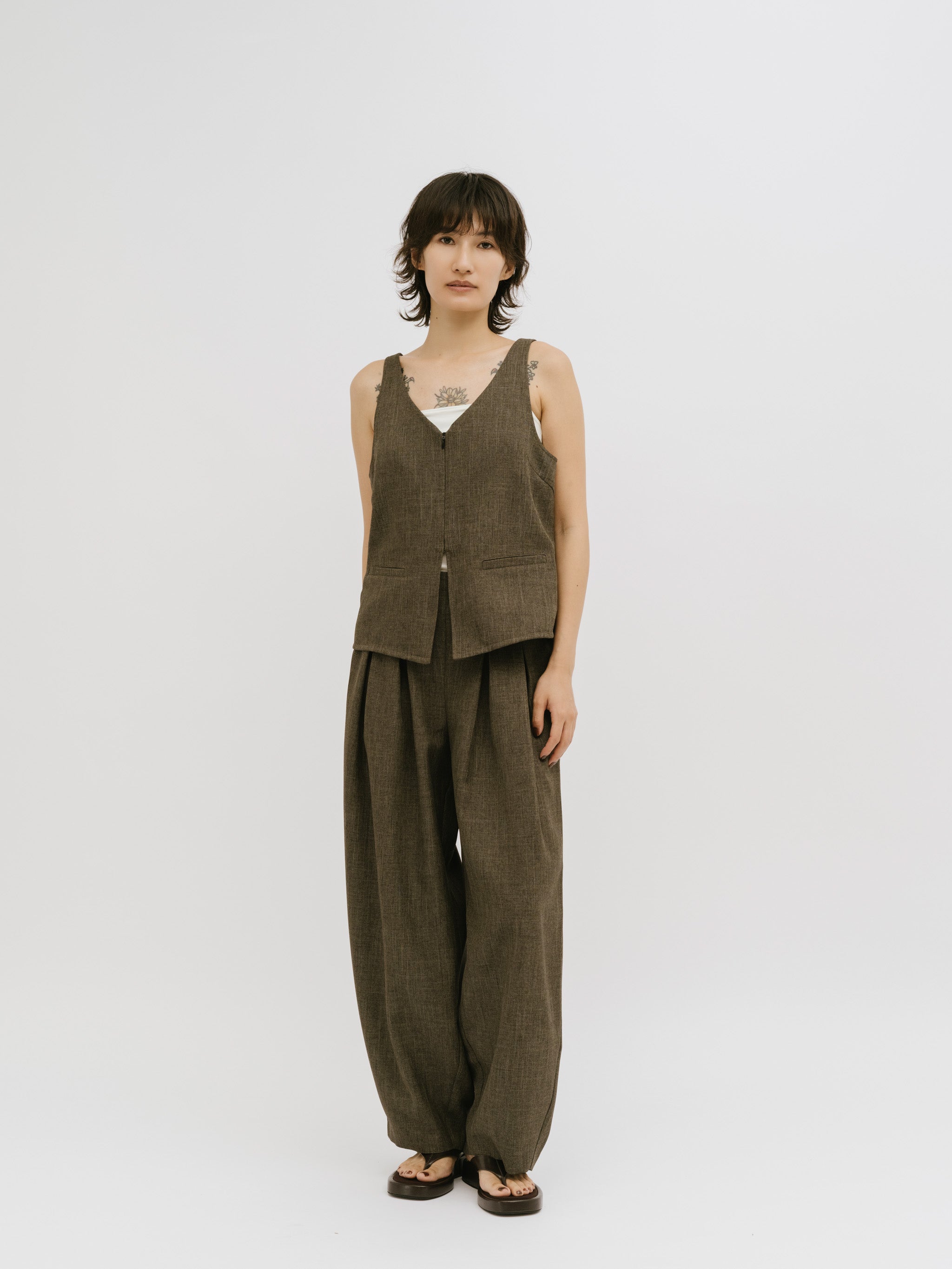 tuck curve barrel pants