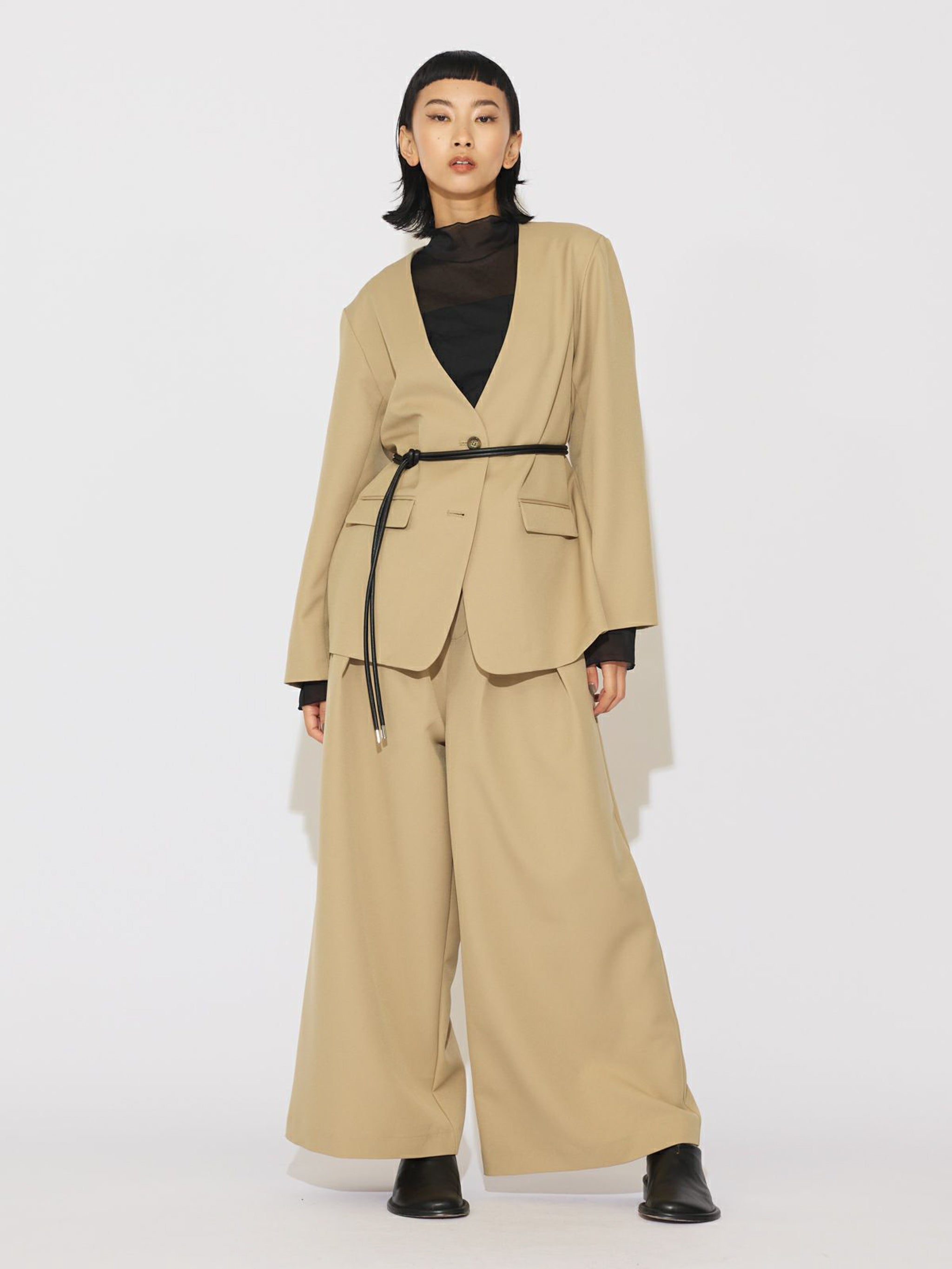 ベルト付きノーカラージャケット