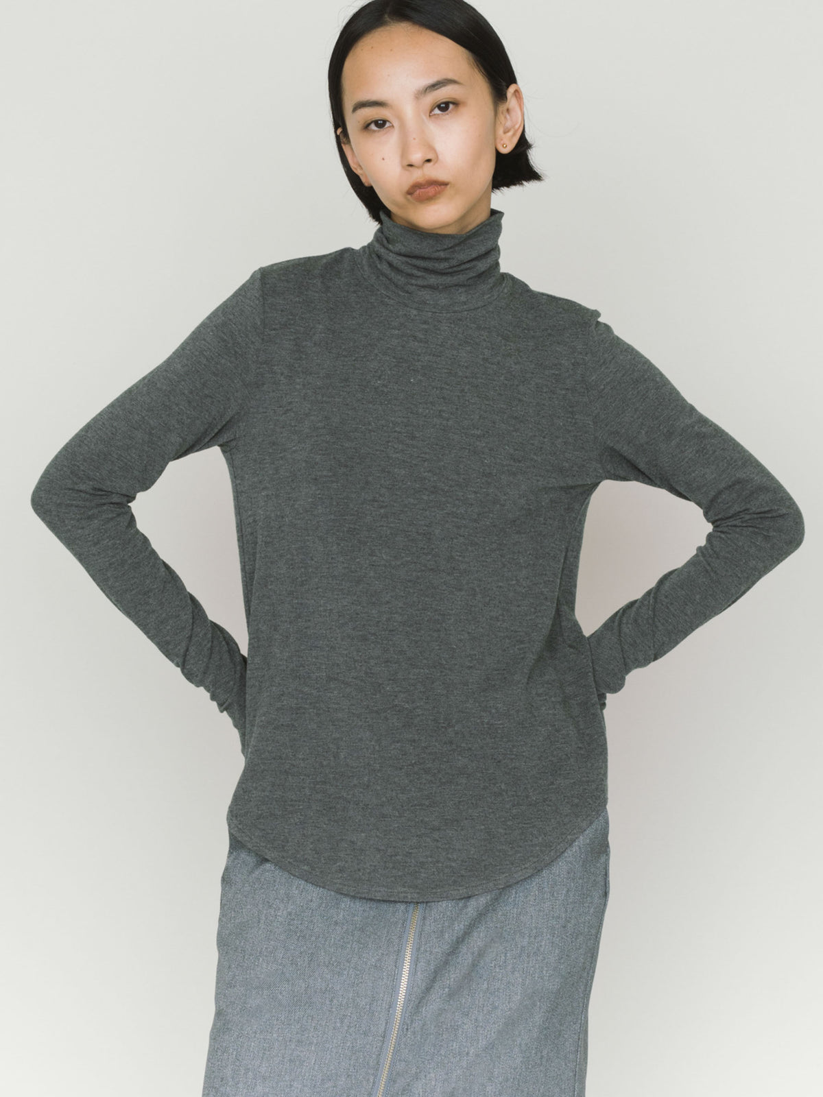 high neck round hem pullover