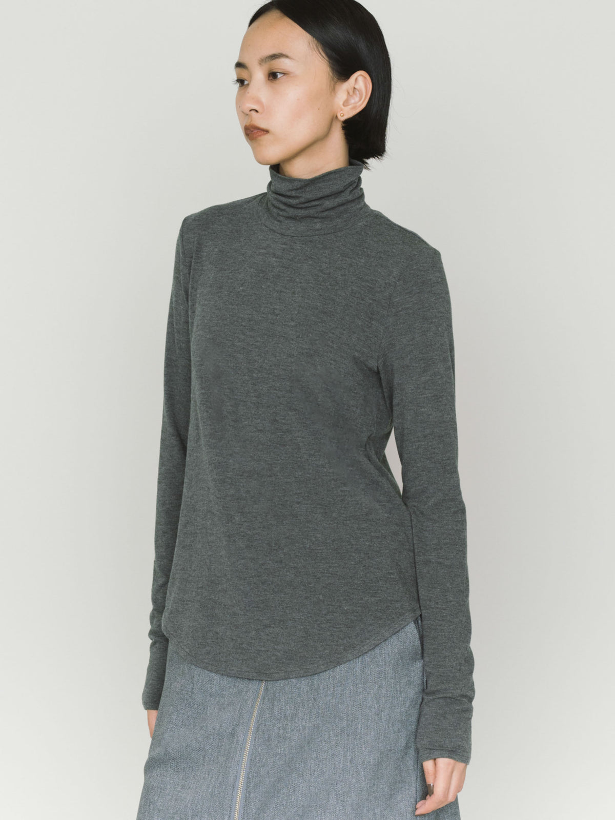 high neck round hem pullover