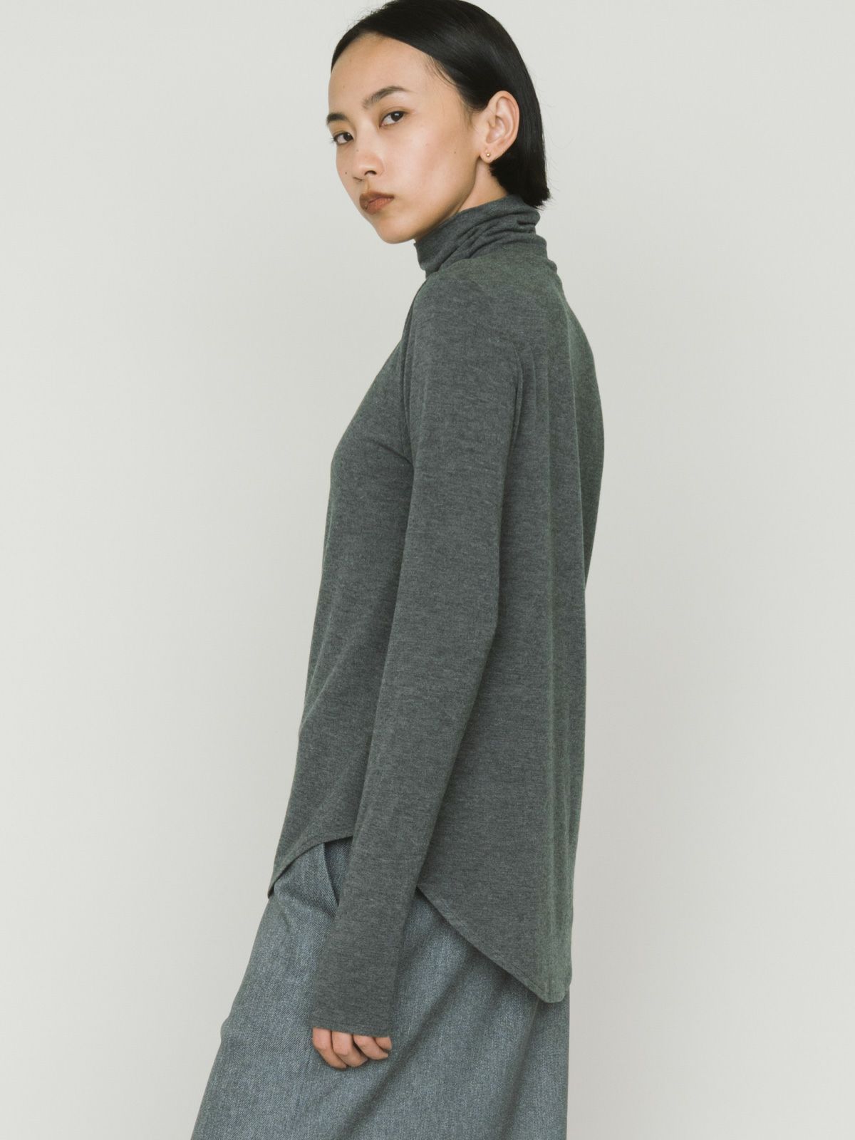 hi-neck round hem pullover