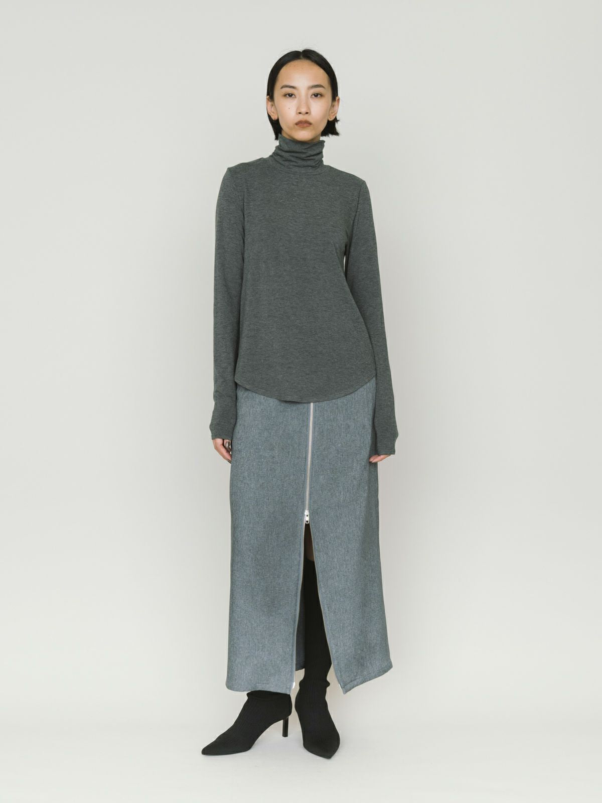 hi-neck round hem pullover