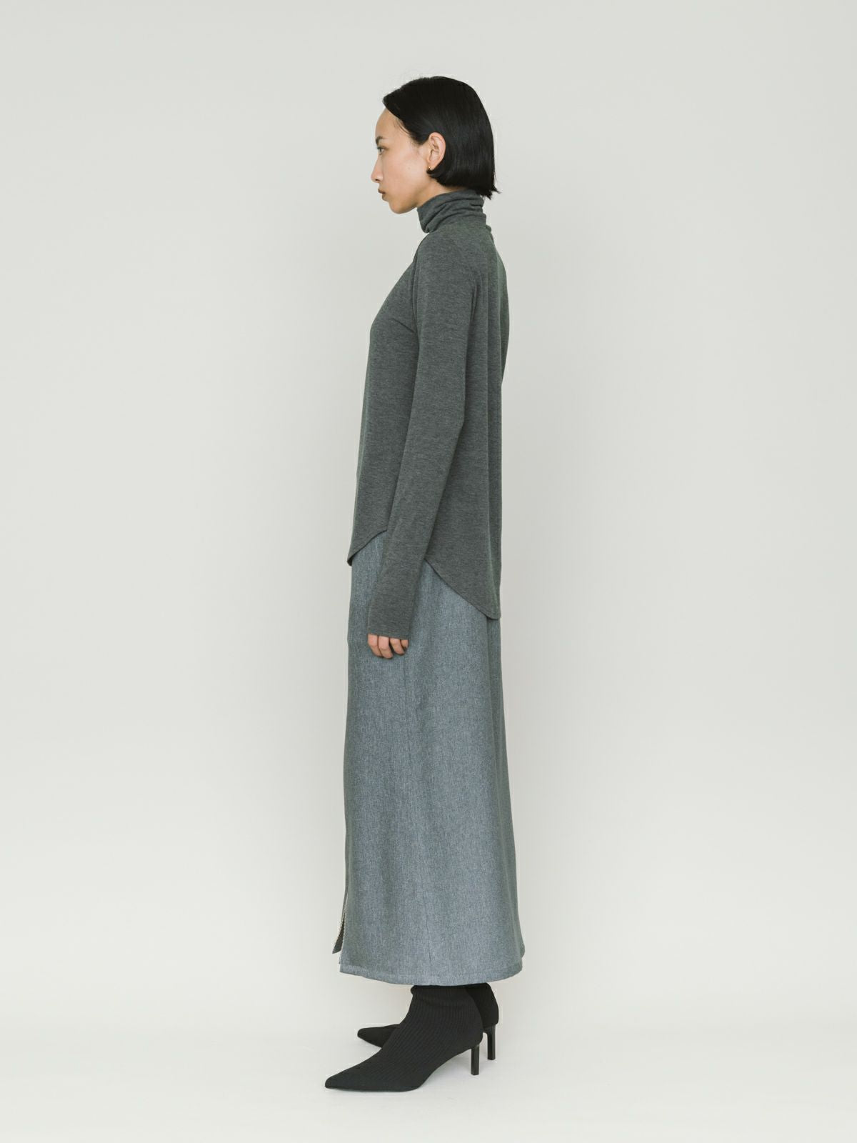 hi-neck round hem pullover