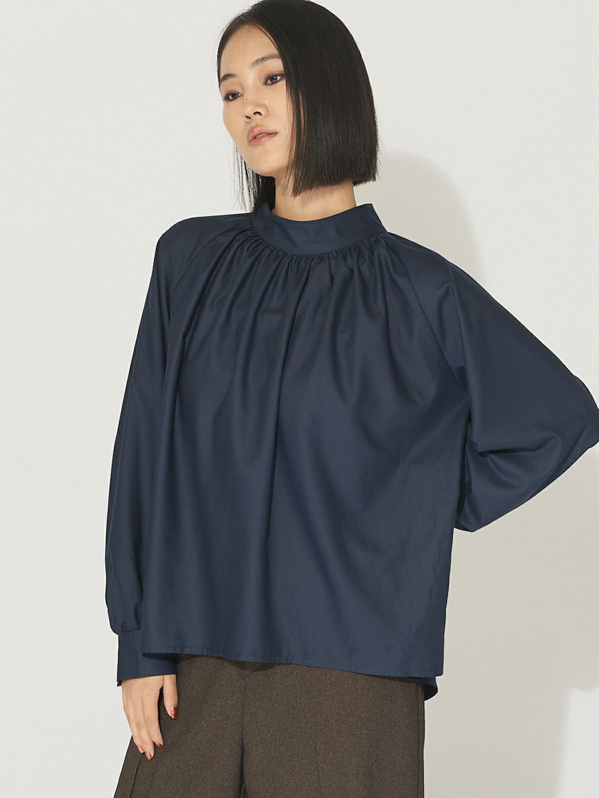ハイネックギャザーブラウス