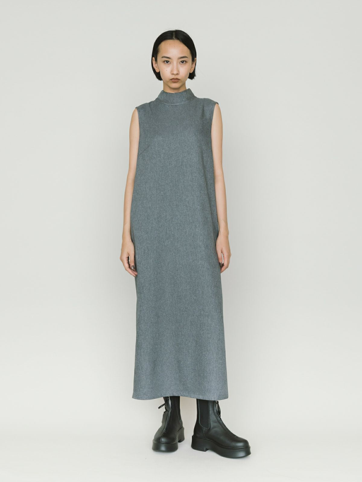 hi-neck no sleeve one-piece