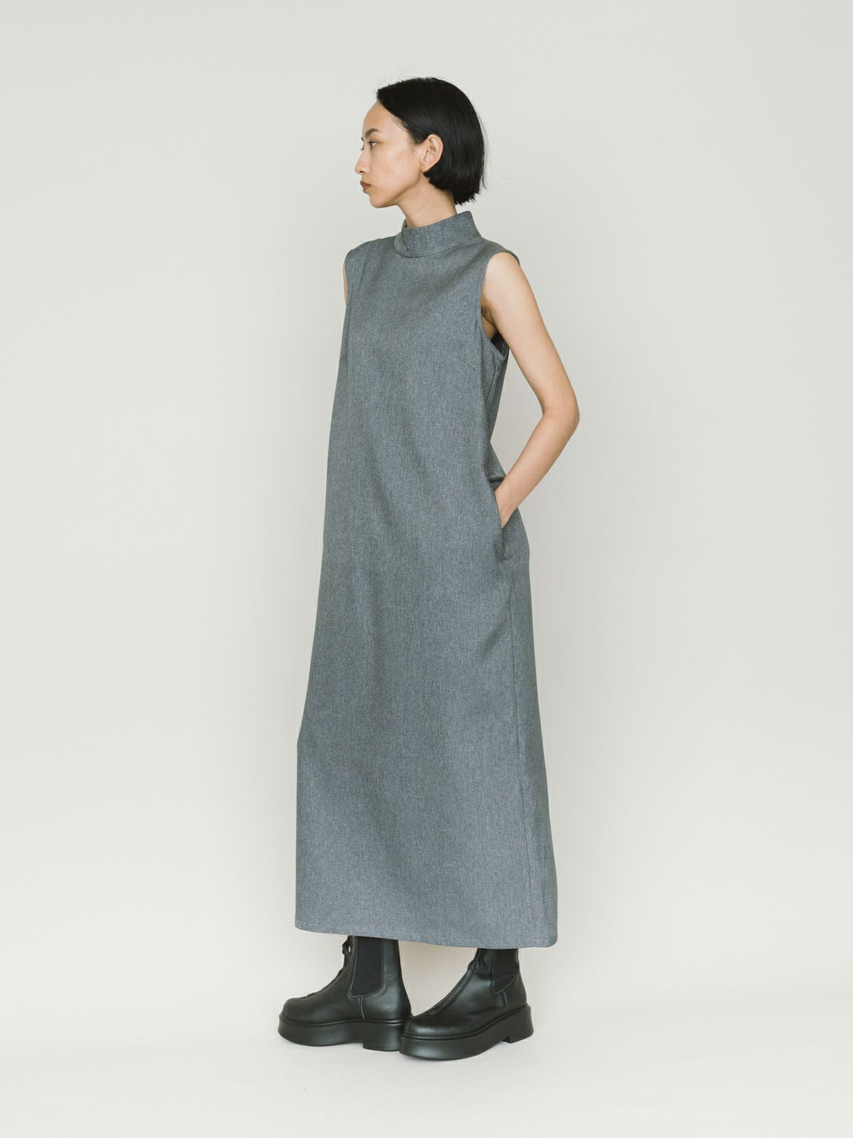 hi-neck no sleeve one-piece