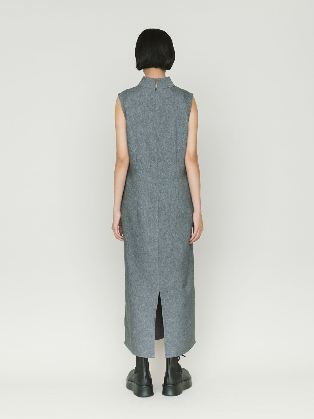 hi-neck no sleeve one-piece