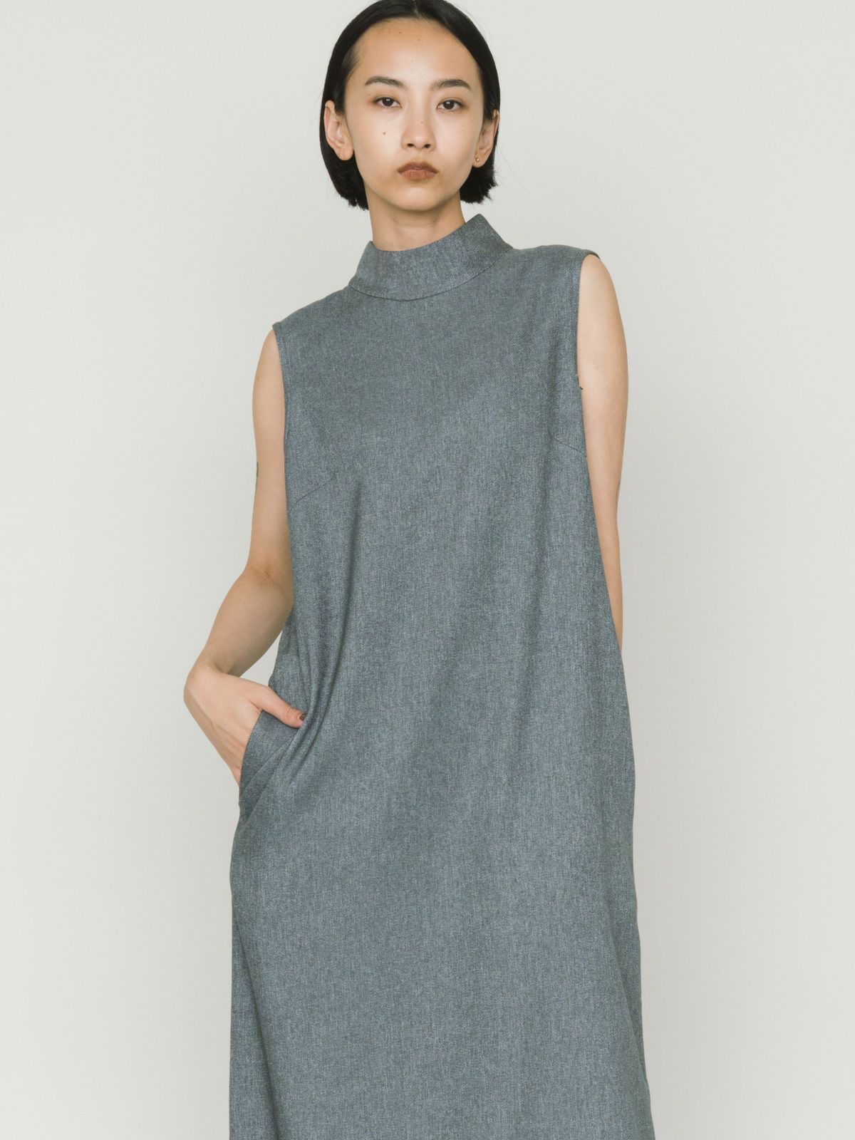 hi-neck no sleeve one-piece