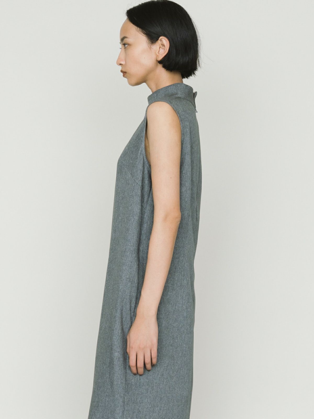 hi-neck no sleeve one-piece