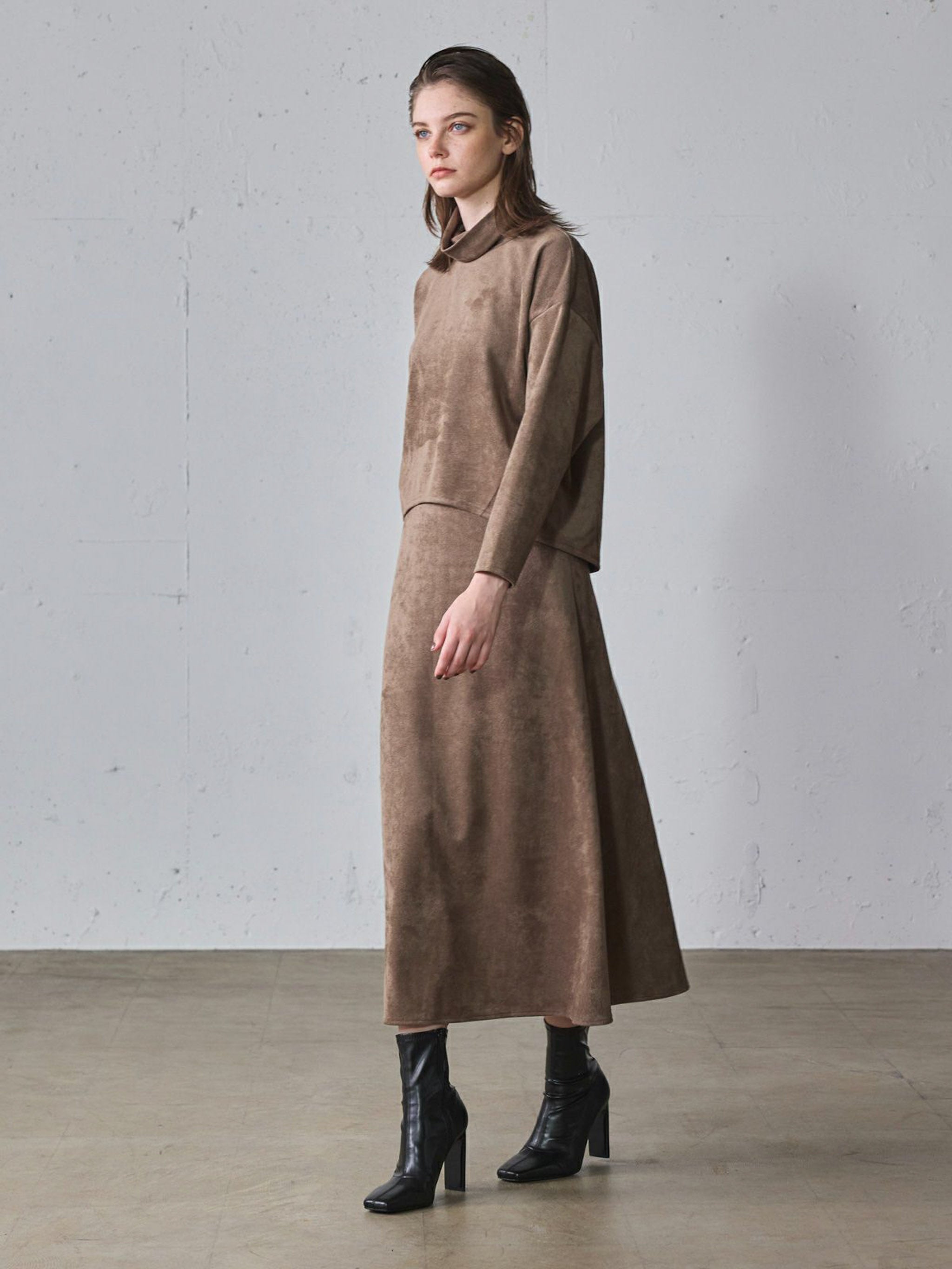 スエードセミフレアスカート