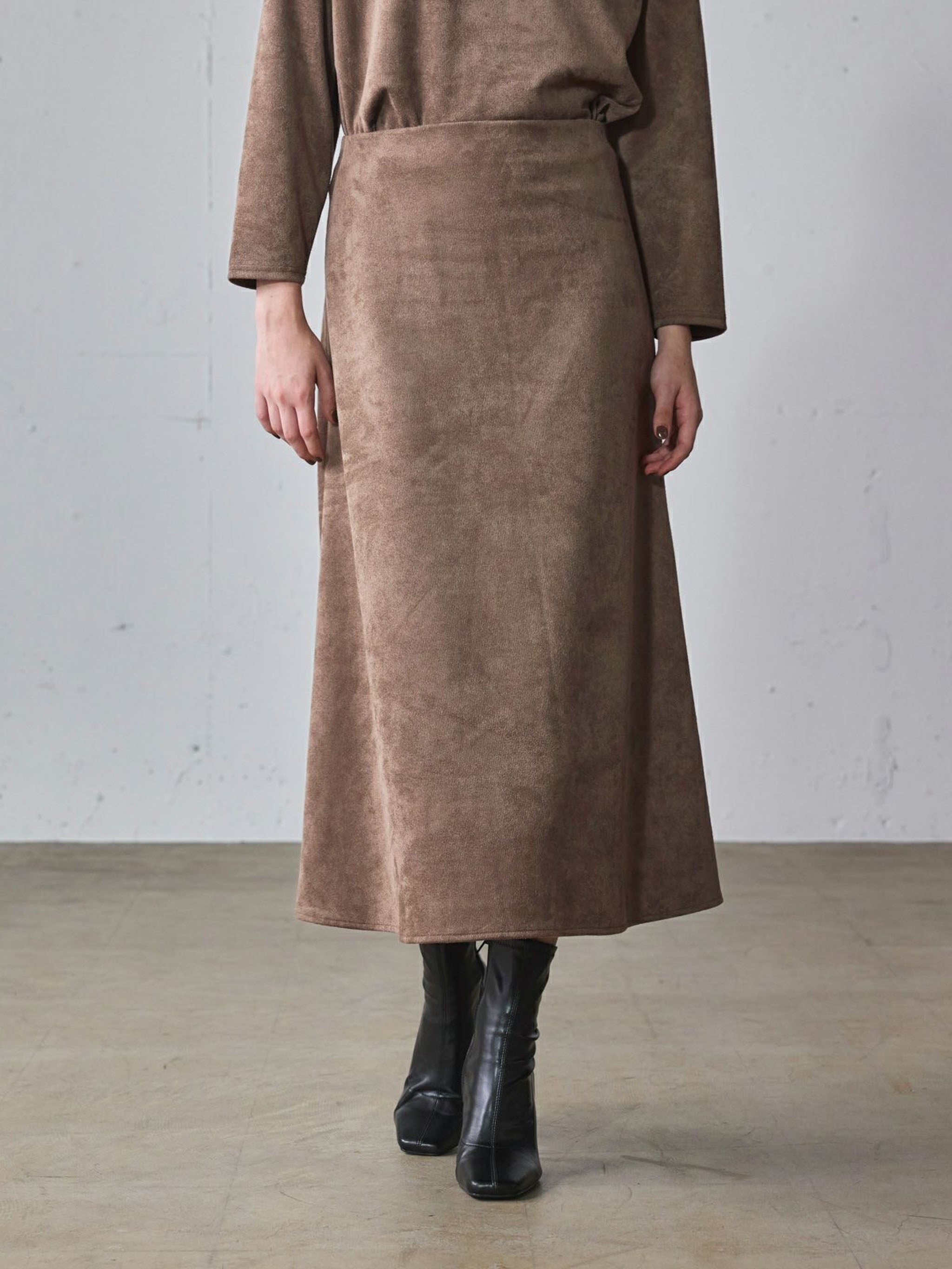 スエードセミフレアスカート