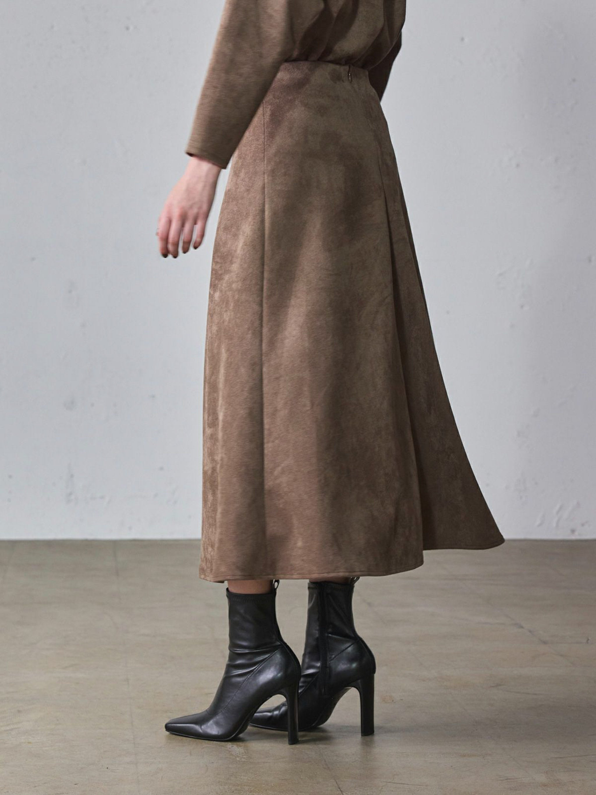 スエードセミフレアスカート