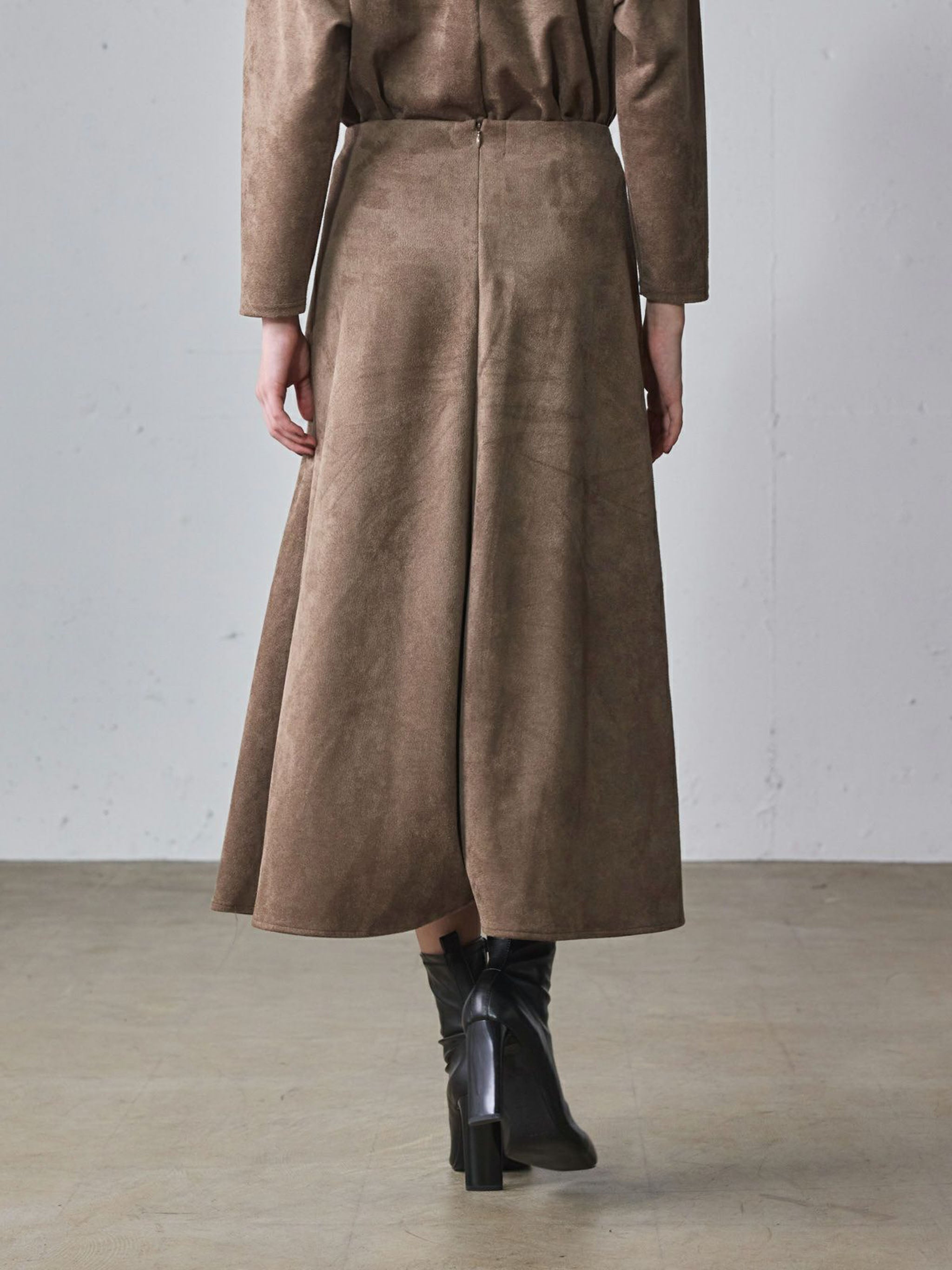 スエードセミフレアスカート