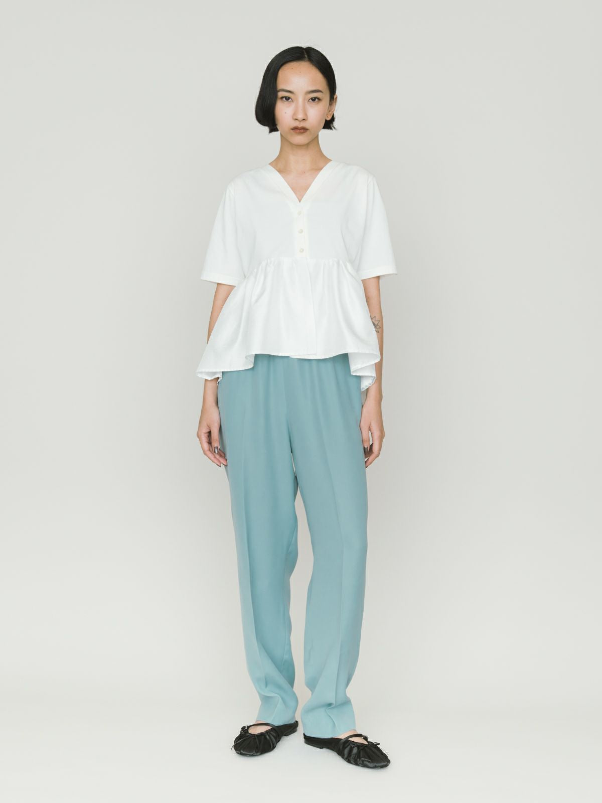 MIDIUMISOLID center press straight easy pants