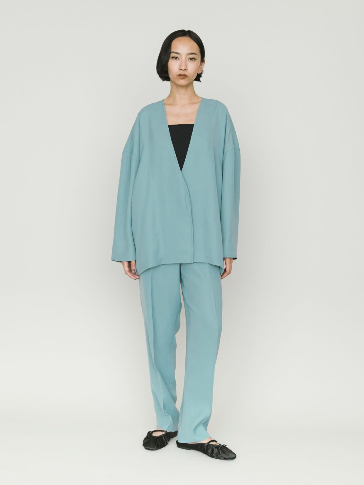 MIDIUMISOLID center press straight easy pants